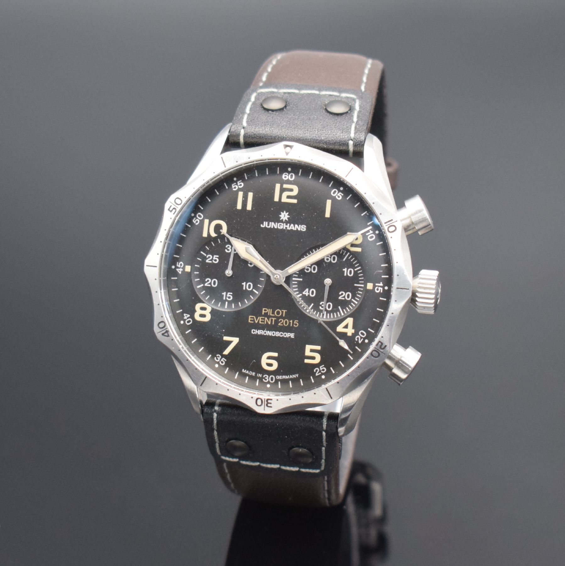 Detail b: JUNGHANS Pilot Event 2015 Herrenarmbanduhr Chronoscope, Schweiz um 2021, Automatik, Ref. 027/3593.000, massives Gehäuse in Stahl, Boden 7-fach ...