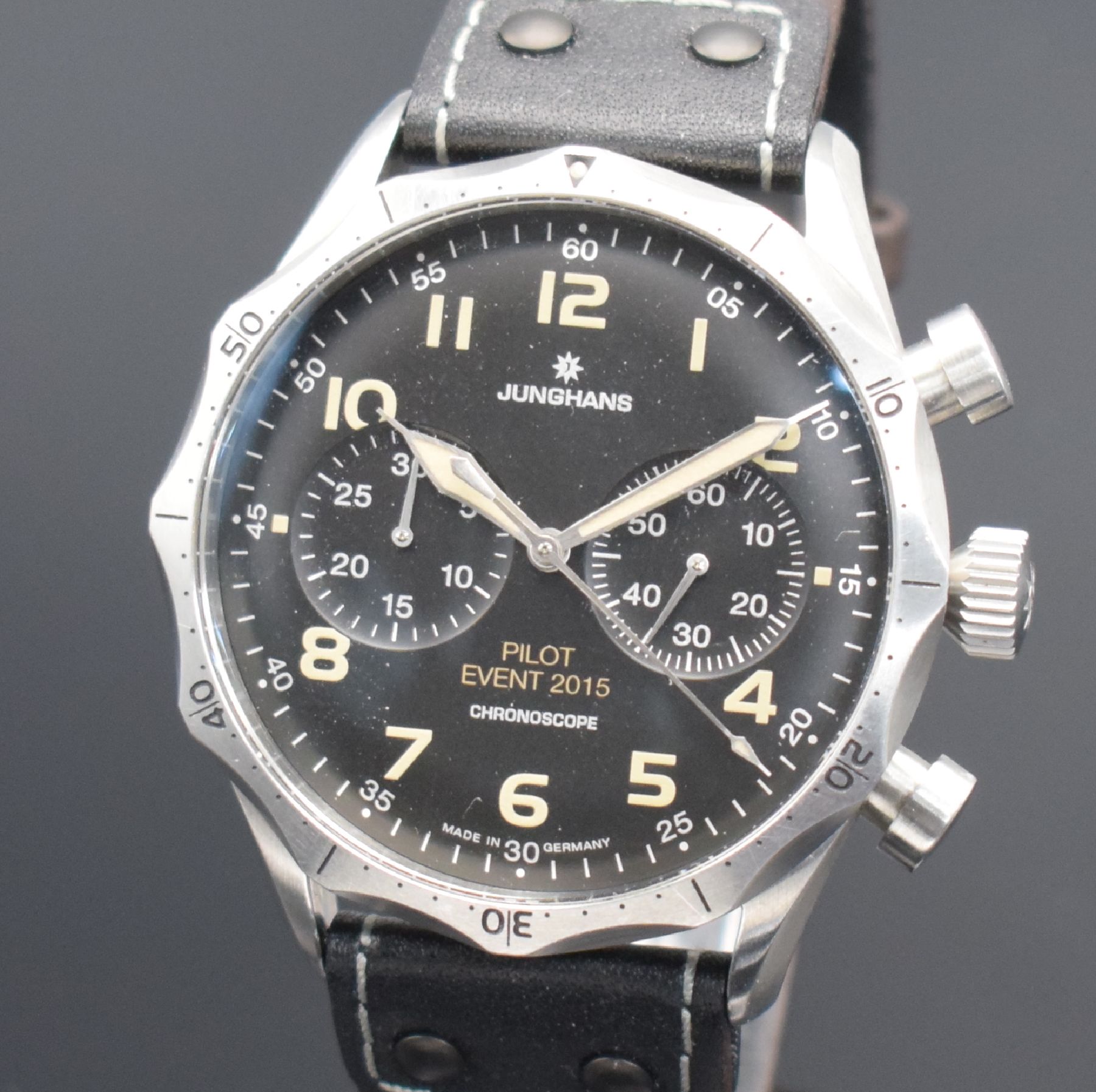 Detail c: JUNGHANS Pilot Event 2015 Herrenarmbanduhr Chronoscope, Schweiz um 2021, Automatik, Ref. 027/3593.000, massives Gehäuse in Stahl, Boden 7-fach ...