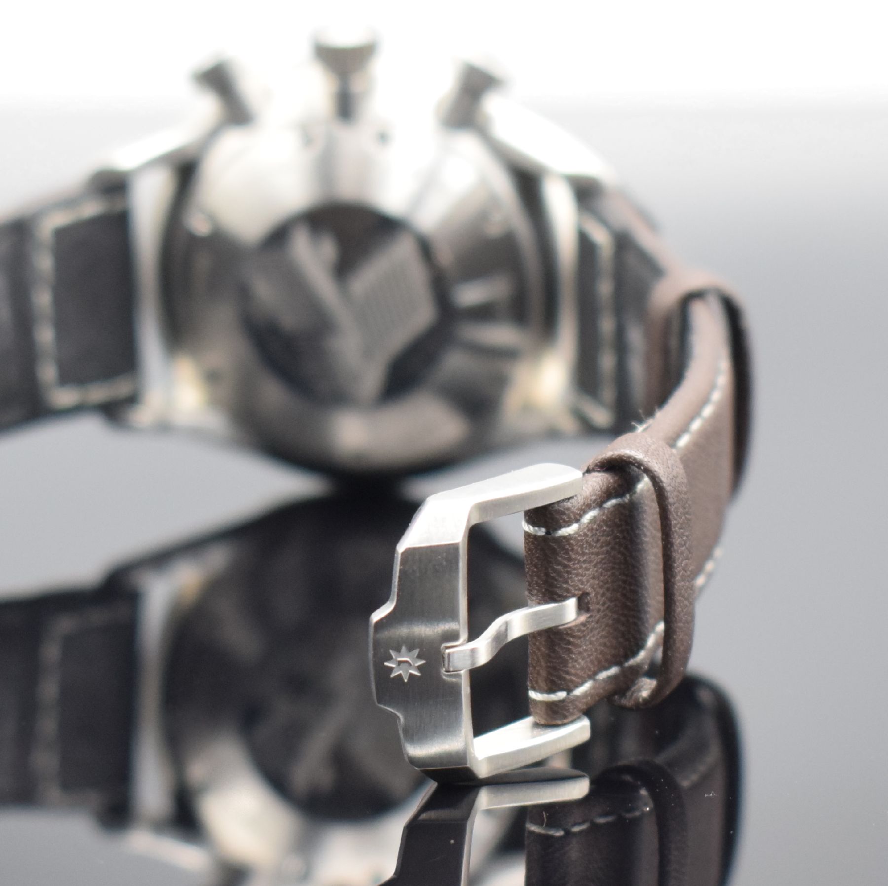 Detail d: JUNGHANS Pilot Event 2015 Herrenarmbanduhr Chronoscope, Schweiz um 2021, Automatik, Ref. 027/3593.000, massives Gehäuse in Stahl, Boden 7-fach ...