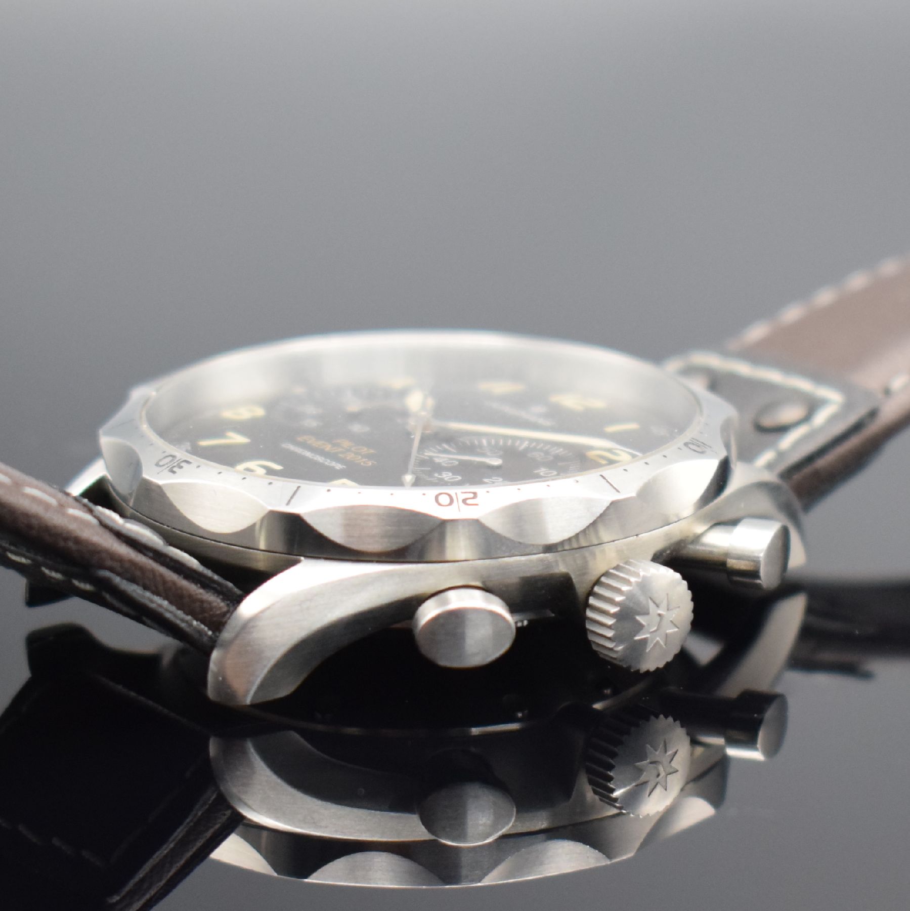 Detail e: JUNGHANS Pilot Event 2015 Herrenarmbanduhr Chronoscope, Schweiz um 2021, Automatik, Ref. 027/3593.000, massives Gehäuse in Stahl, Boden 7-fach ...