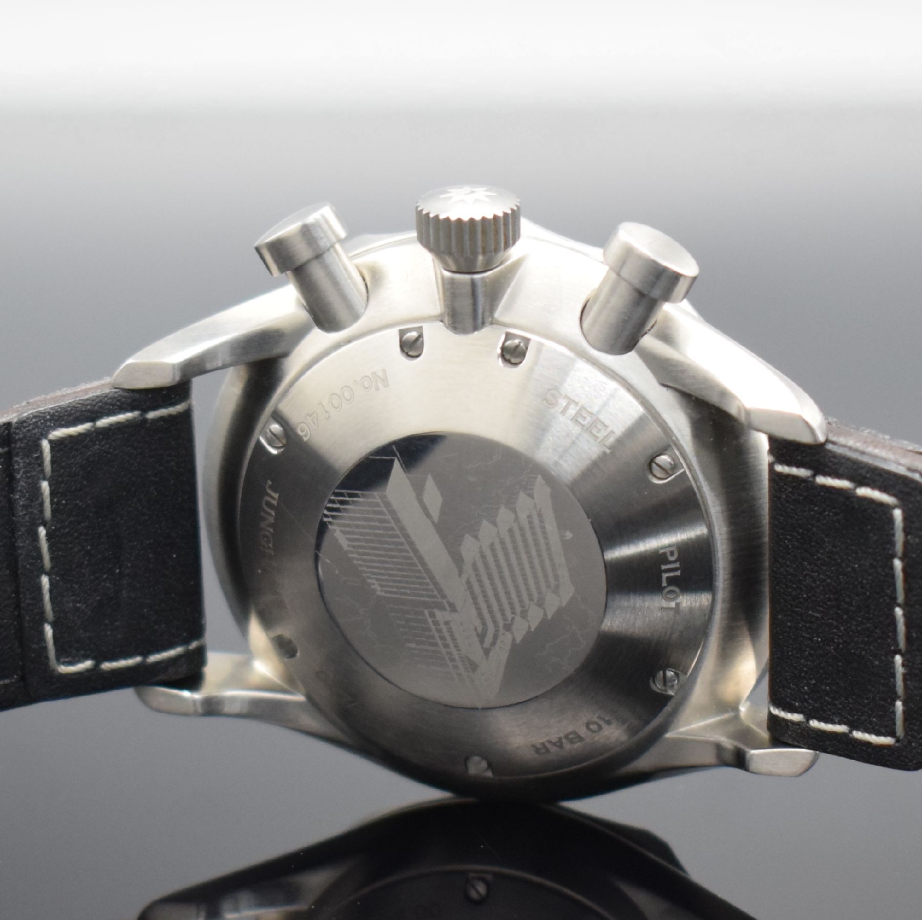 Detail f: JUNGHANS Pilot Event 2015 Herrenarmbanduhr Chronoscope, Schweiz um 2021, Automatik, Ref. 027/3593.000, massives Gehäuse in Stahl, Boden 7-fach ...