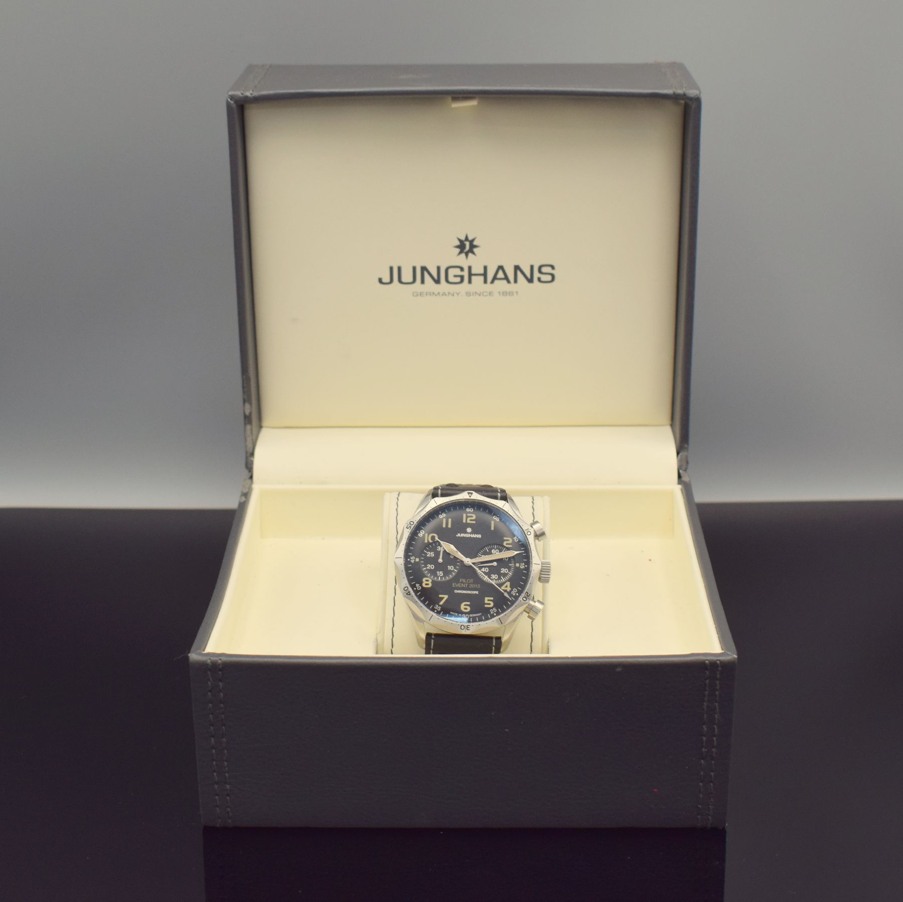 Detail g: JUNGHANS Pilot Event 2015 Herrenarmbanduhr Chronoscope, Schweiz um 2021, Automatik, Ref. 027/3593.000, massives Gehäuse in Stahl, Boden 7-fach ...