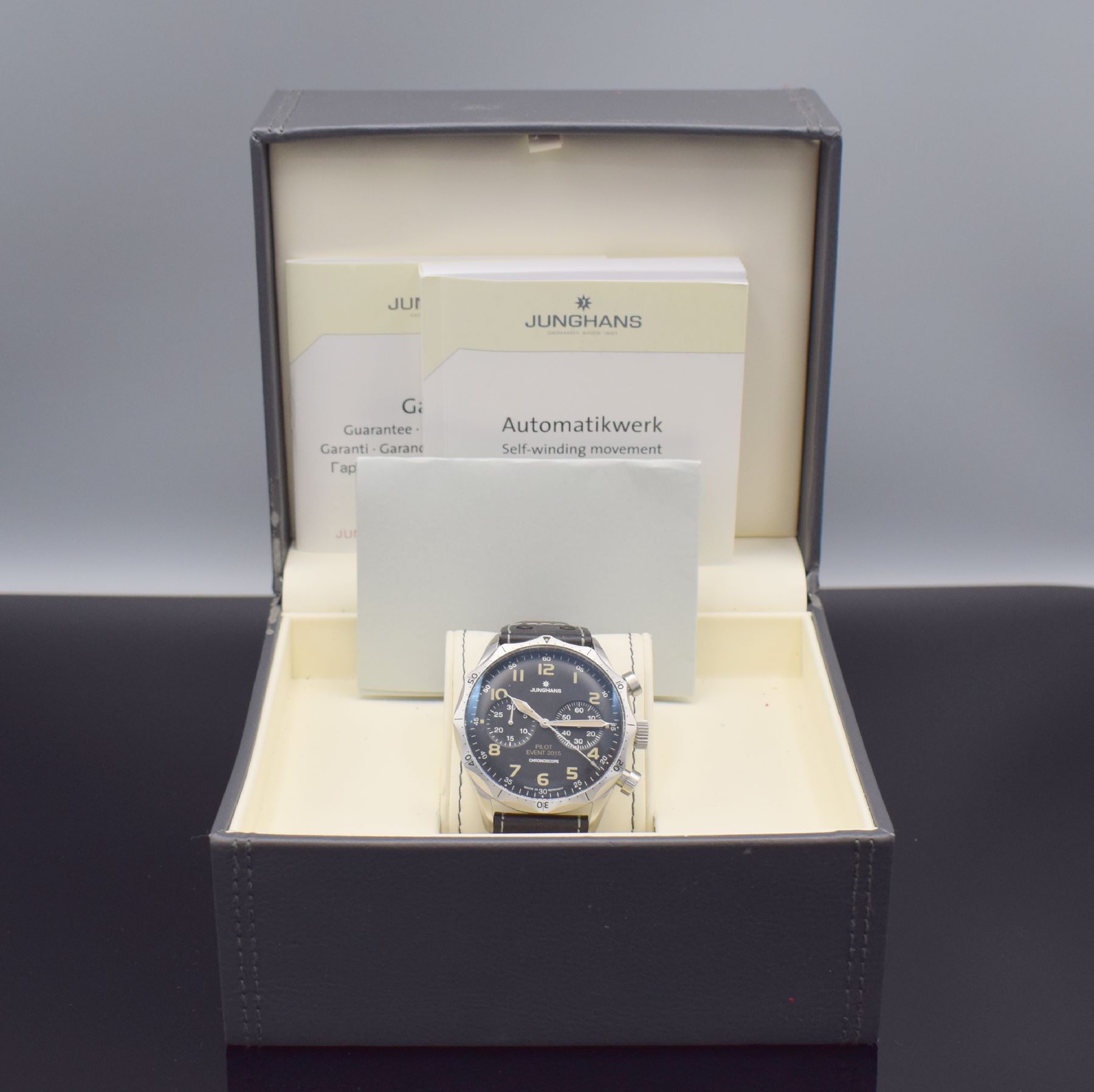 Detail h: JUNGHANS Pilot Event 2015 Herrenarmbanduhr Chronoscope, Schweiz um 2021, Automatik, Ref. 027/3593.000, massives Gehäuse in Stahl, Boden 7-fach ...