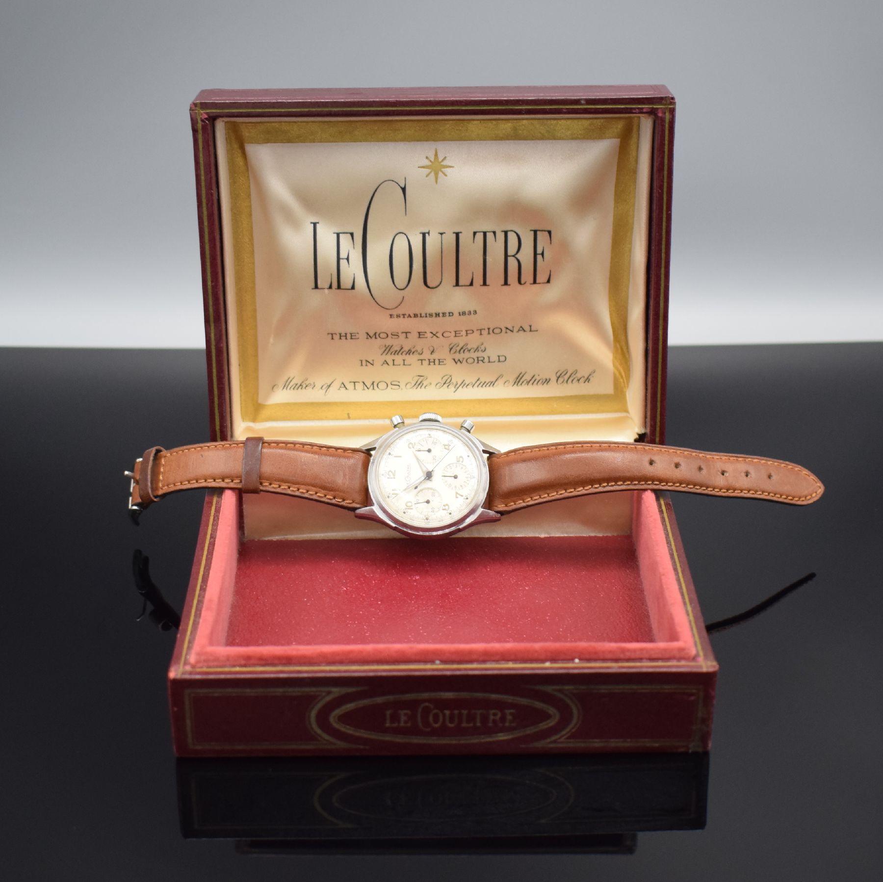 Detail g: LeCoultre Herrenarmbanduhr mit Schaltradchronograph Kaliber Valjoux 72, Schweiz um 1959, Handaufzug, 2-teil. Geh., Boden m. Widmung geschr., silb. ...