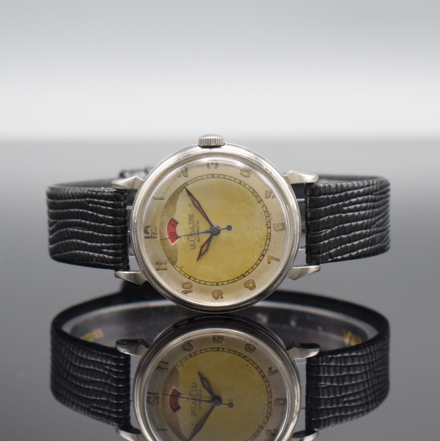 LeCoultre Powermatic Herrenarmbanduhr mit Gangreserveanzeige in Stahl, Schweiz um 1950, Hammerautomatik, 2-teil. Geh., Boden aufgedr., silb. ...