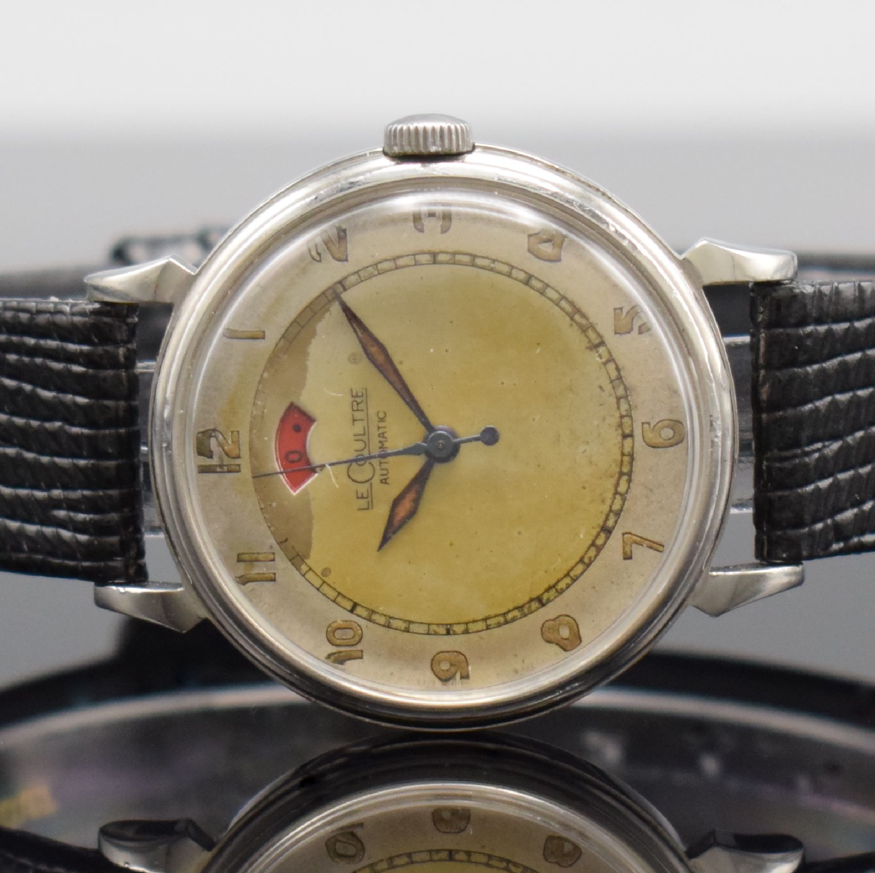 Detail a: LeCoultre Powermatic Herrenarmbanduhr mit Gangreserveanzeige in Stahl, Schweiz um 1950, Hammerautomatik, 2-teil. Geh., Boden aufgedr., silb. ...