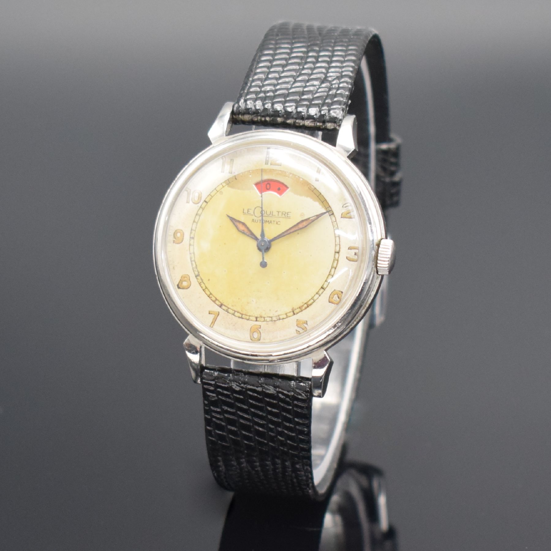 Detail b: LeCoultre Powermatic Herrenarmbanduhr mit Gangreserveanzeige in Stahl, Schweiz um 1950, Hammerautomatik, 2-teil. Geh., Boden aufgedr., silb. ...