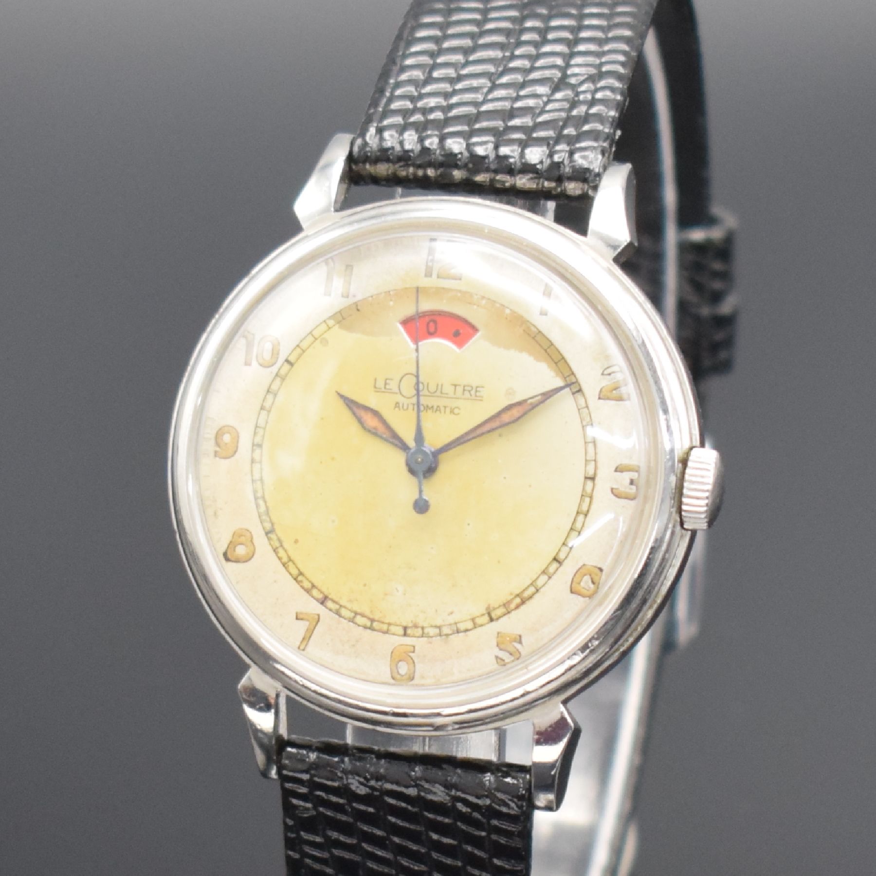 Detail c: LeCoultre Powermatic Herrenarmbanduhr mit Gangreserveanzeige in Stahl, Schweiz um 1950, Hammerautomatik, 2-teil. Geh., Boden aufgedr., silb. ...