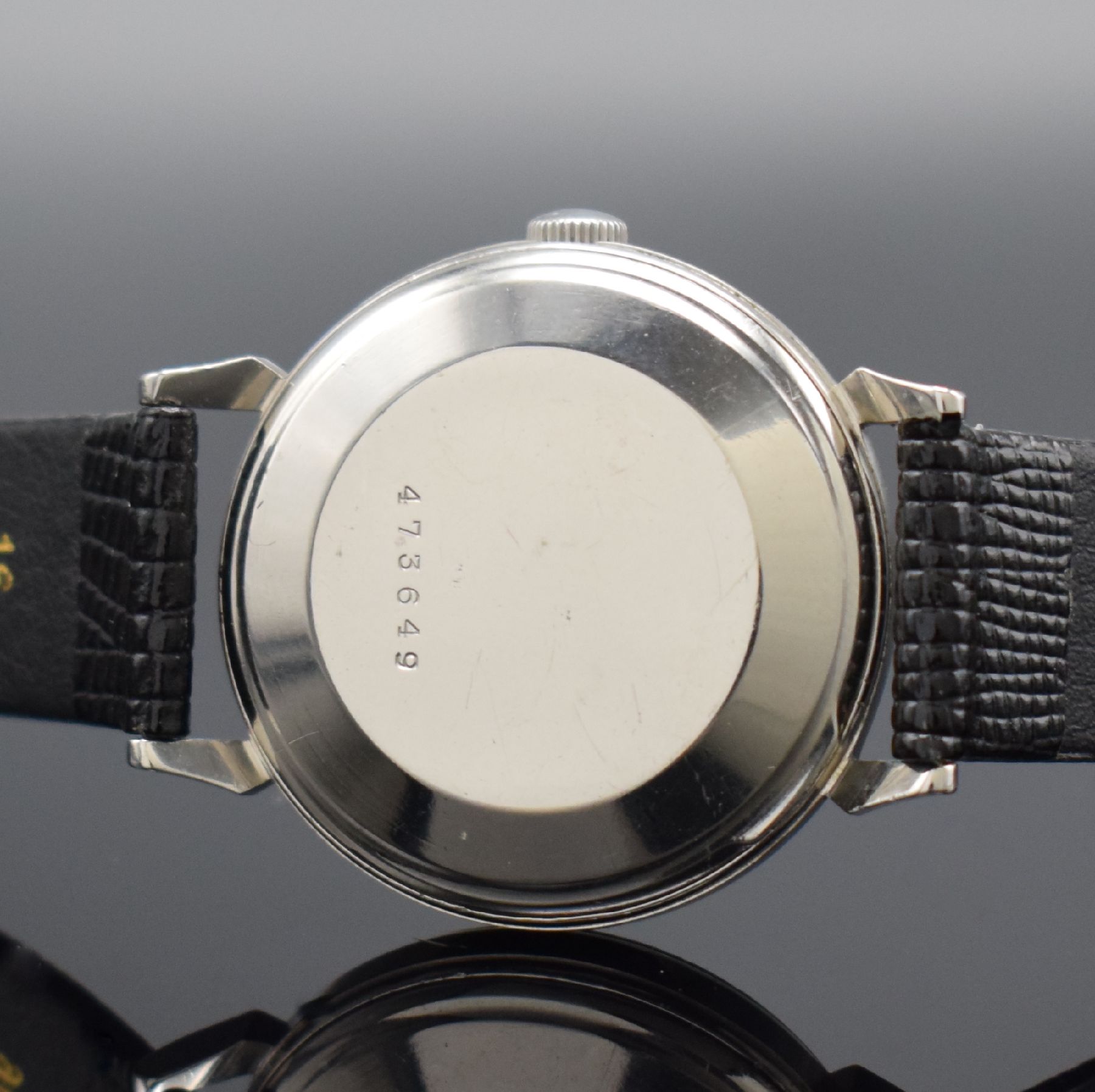 Detail d: LeCoultre Powermatic Herrenarmbanduhr mit Gangreserveanzeige in Stahl, Schweiz um 1950, Hammerautomatik, 2-teil. Geh., Boden aufgedr., silb. ...