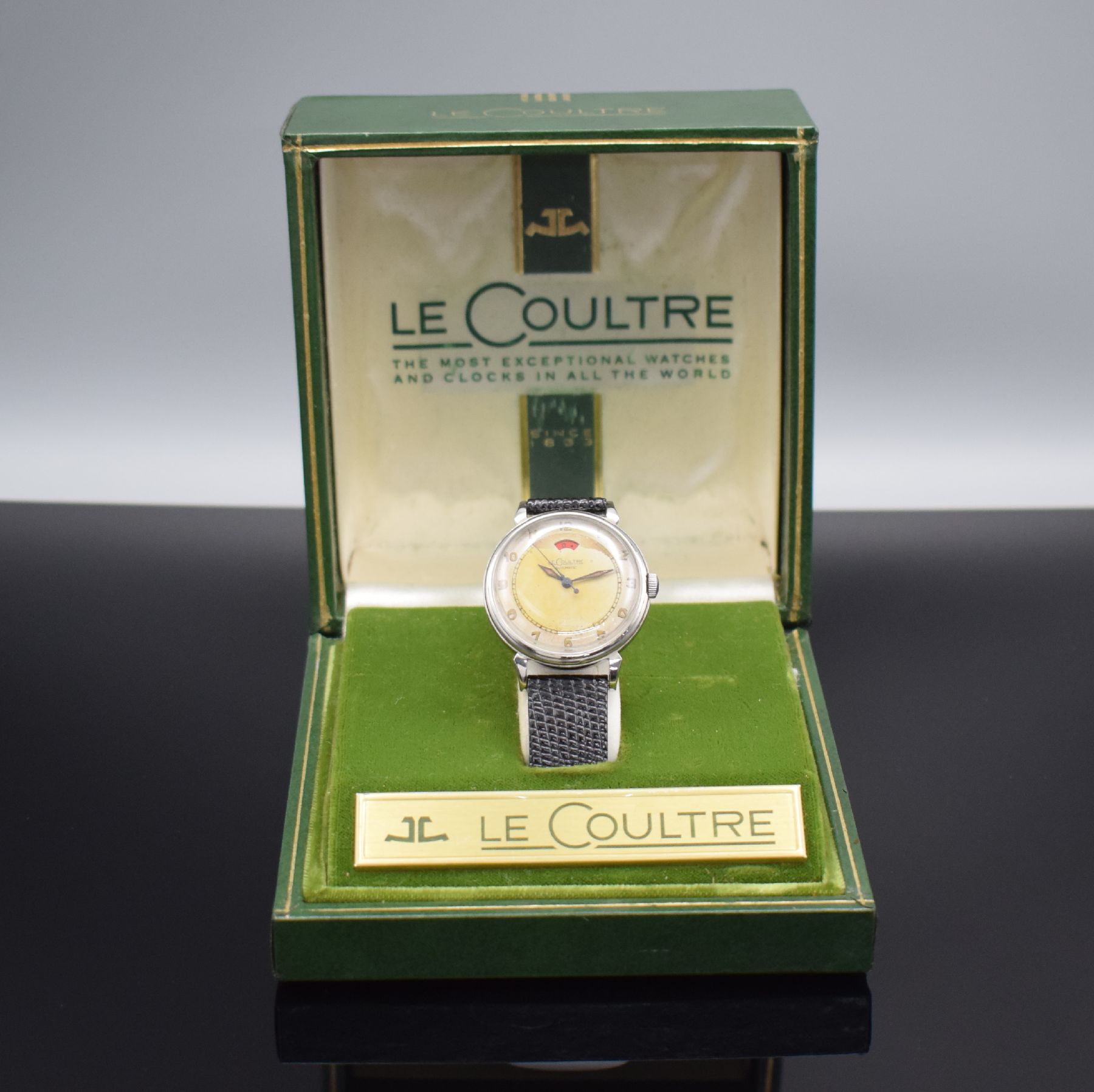 Detail g: LeCoultre Powermatic Herrenarmbanduhr mit Gangreserveanzeige in Stahl, Schweiz um 1950, Hammerautomatik, 2-teil. Geh., Boden aufgedr., silb. ...