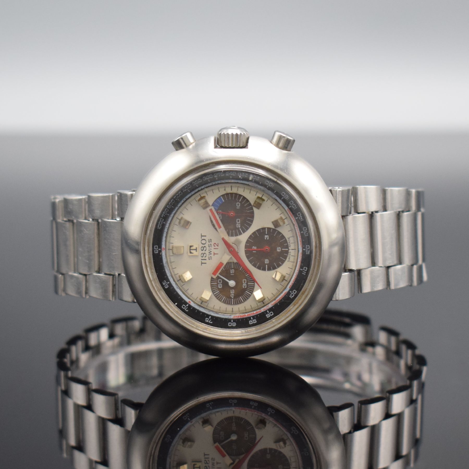 TISSOT T12 Herrenarmbanduhr mit Chronograph, Schweiz um 1970, Handaufzug, massives Geh. in Stahl, Boden aufgedr., original Gay Freres Band m. ...