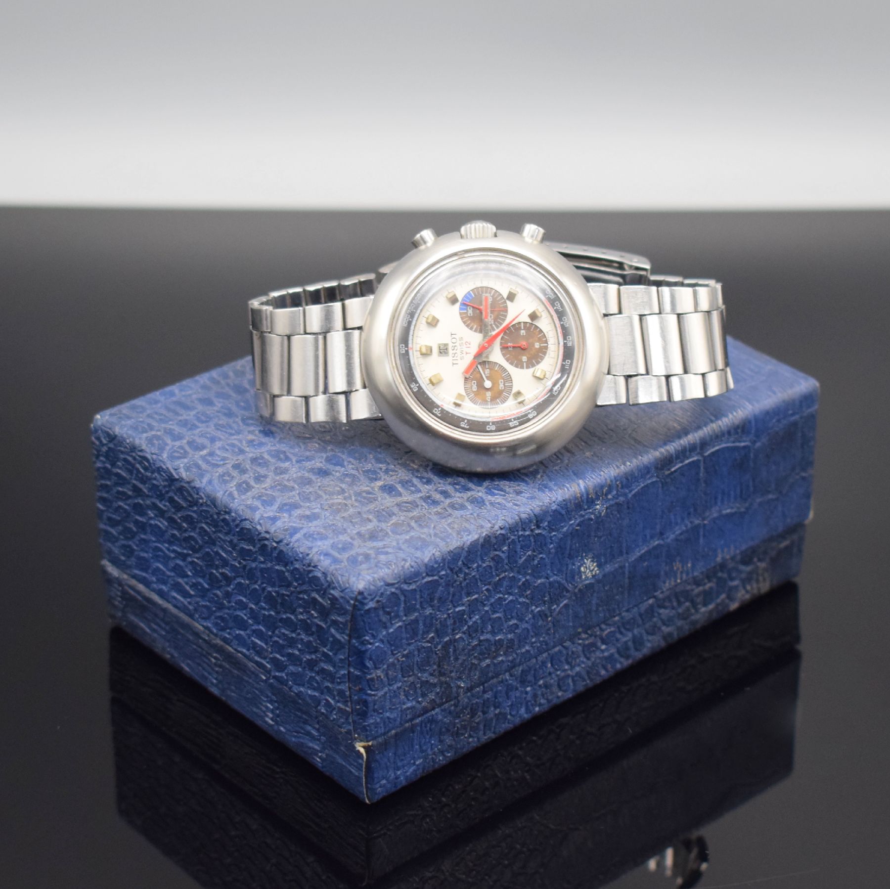 Detail g: TISSOT T12 Herrenarmbanduhr mit Chronograph, Schweiz um 1970, Handaufzug, massives Geh. in Stahl, Boden aufgedr., original Gay Freres Band m. ...
