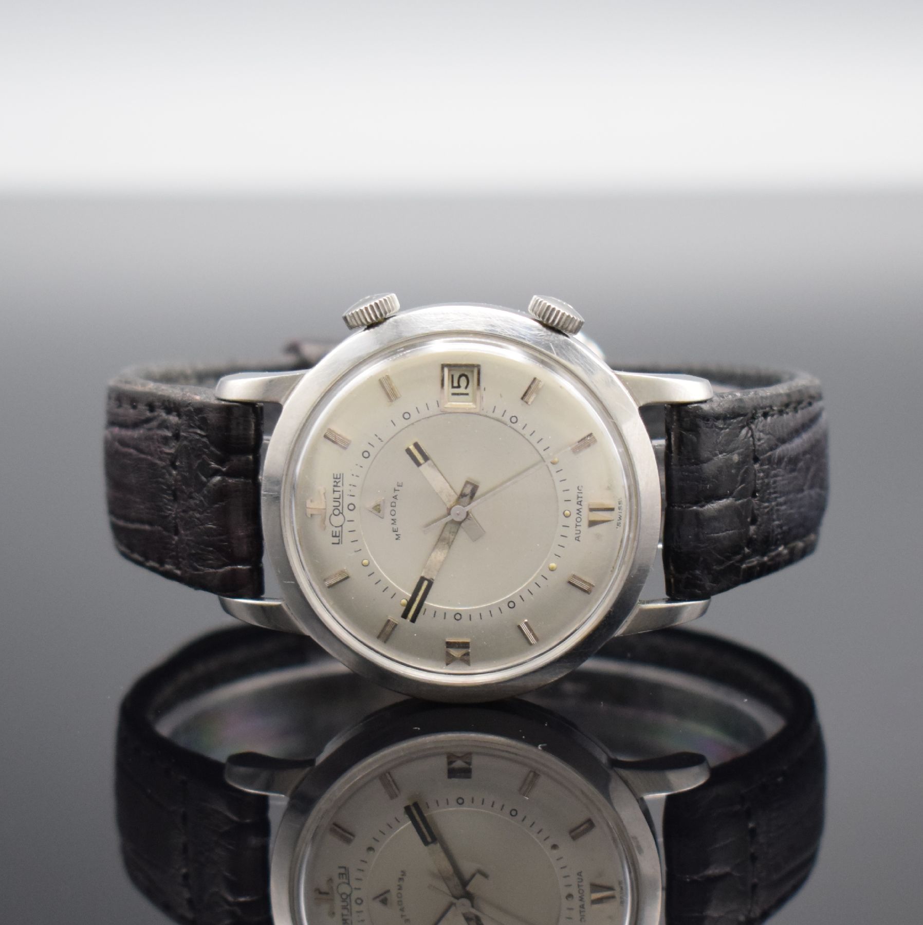LeCoultre Memodate Herrenarmbanduhr mit Wecker, Schweiz um 1965, Hammerautomatik, 2-teil. Geh., Boden verschr., silb. Zifferbl. m. aufges. Std.-Ind. ...