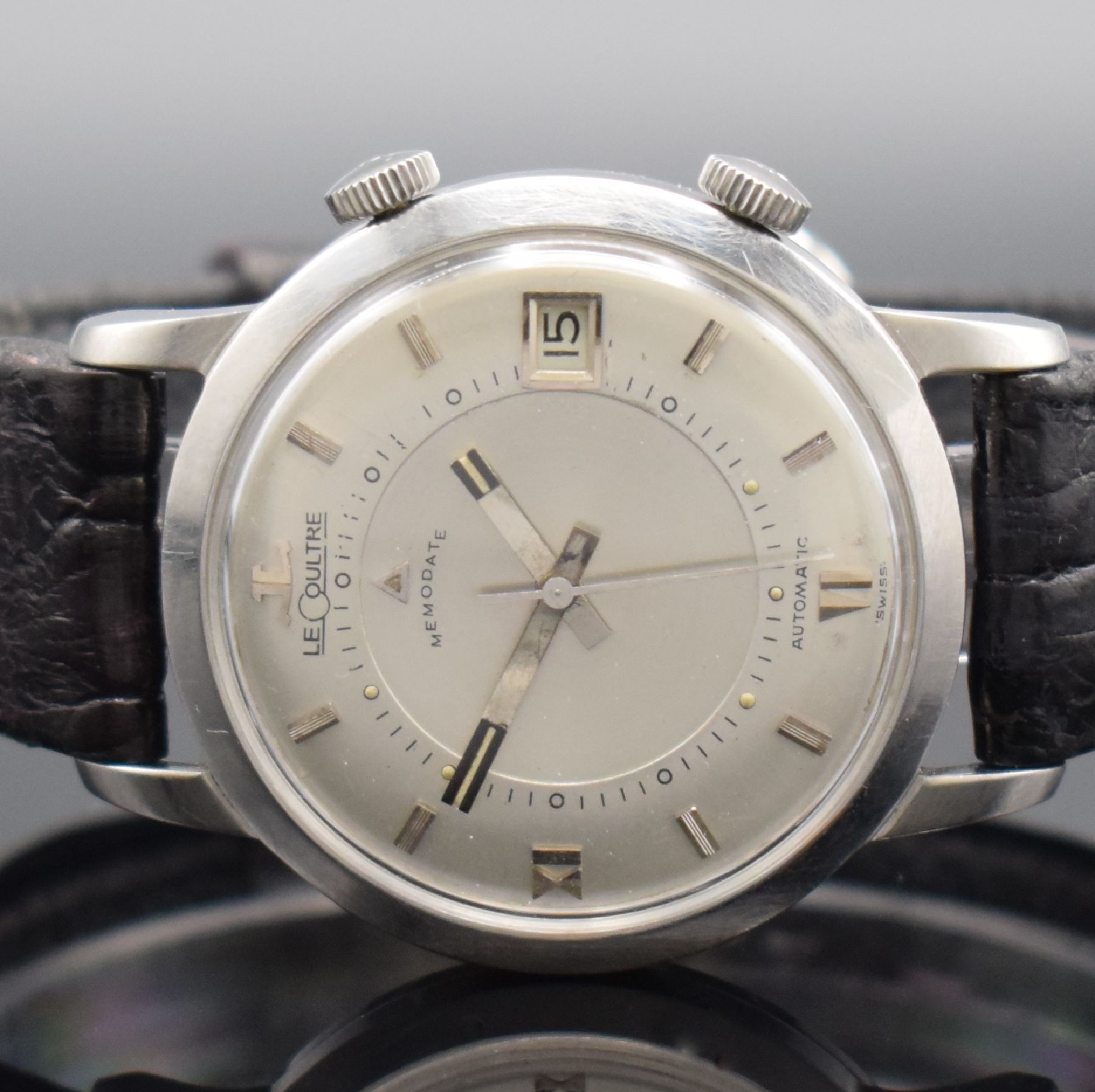 Detail a: LeCoultre Memodate Herrenarmbanduhr mit Wecker, Schweiz um 1965, Hammerautomatik, 2-teil. Geh., Boden verschr., silb. Zifferbl. m. aufges. Std.-Ind. ...