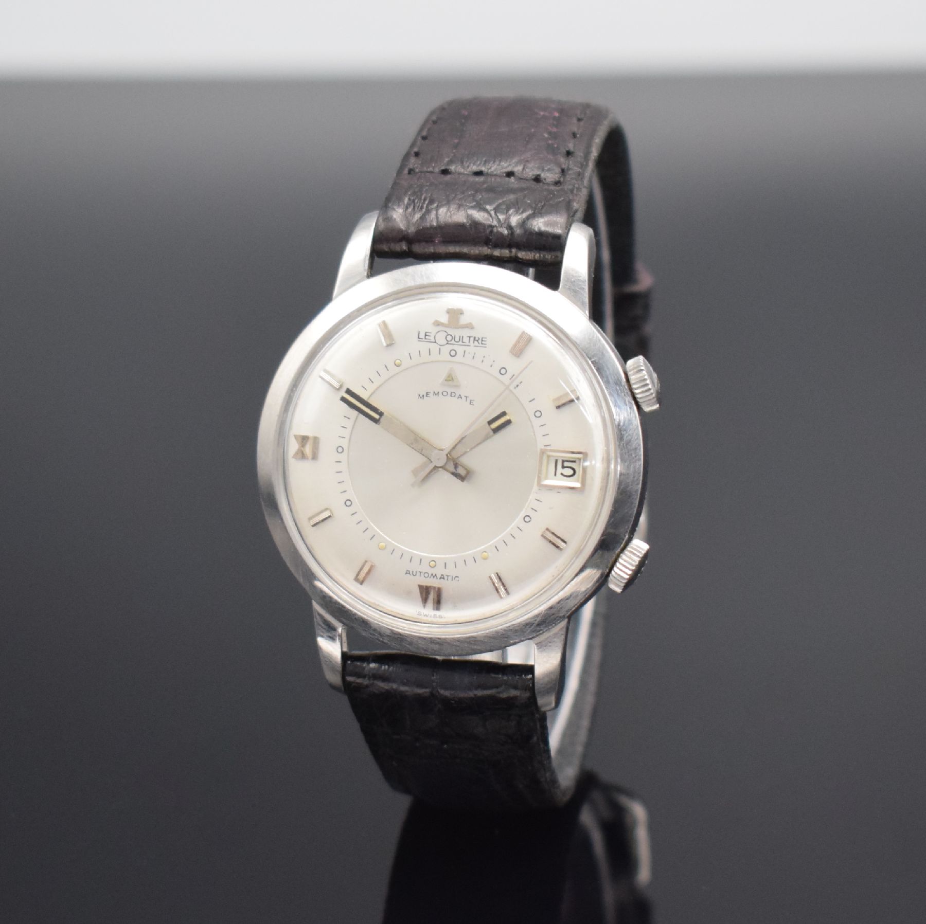 Detail b: LeCoultre Memodate Herrenarmbanduhr mit Wecker, Schweiz um 1965, Hammerautomatik, 2-teil. Geh., Boden verschr., silb. Zifferbl. m. aufges. Std.-Ind. ...