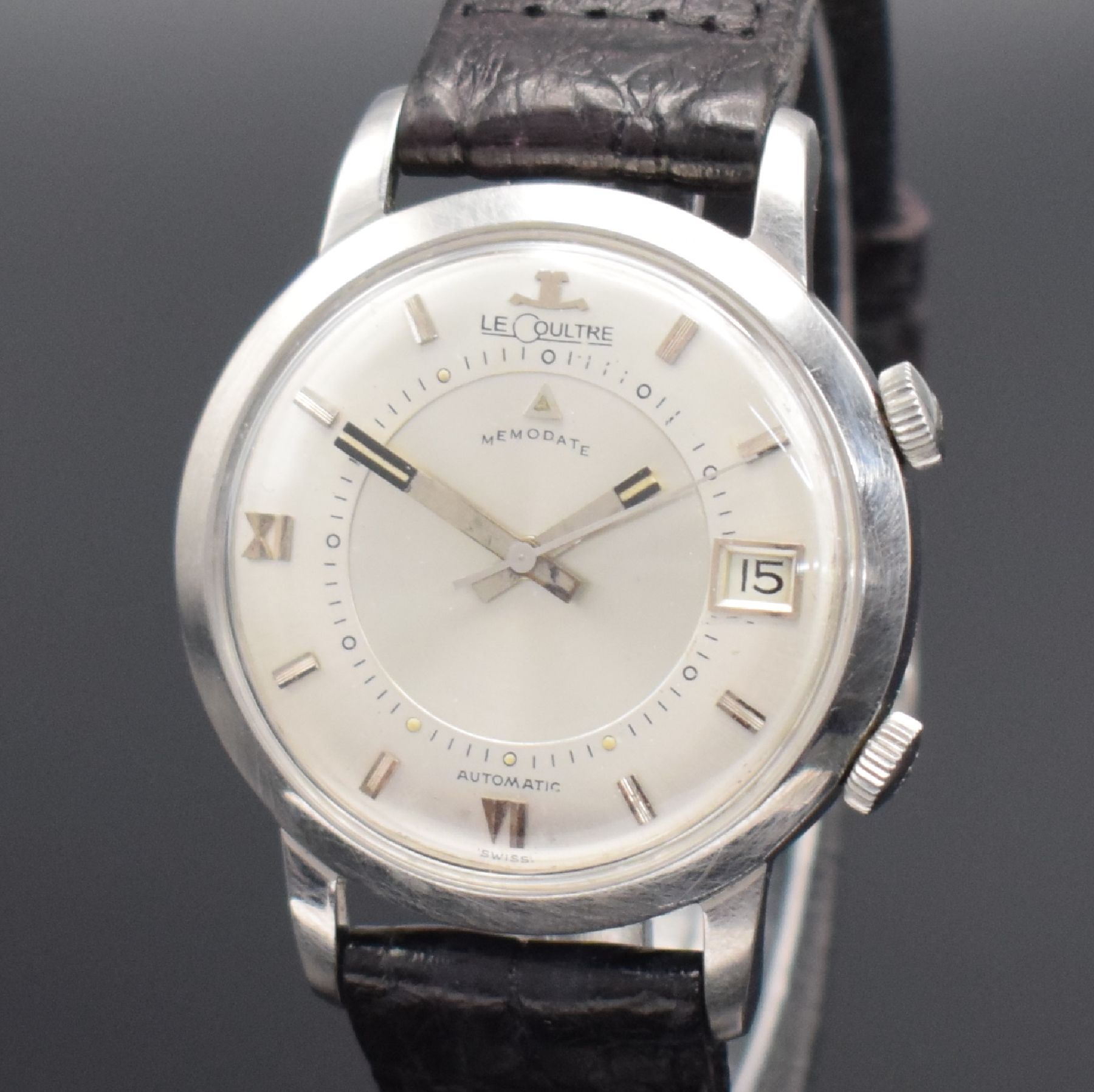 Detail c: LeCoultre Memodate Herrenarmbanduhr mit Wecker, Schweiz um 1965, Hammerautomatik, 2-teil. Geh., Boden verschr., silb. Zifferbl. m. aufges. Std.-Ind. ...