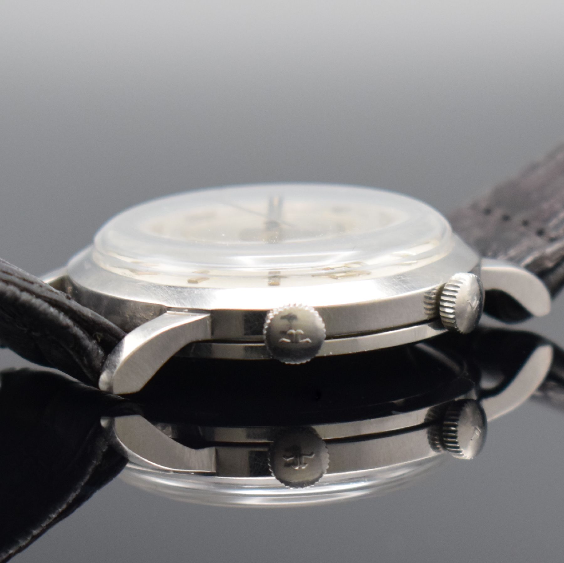 Detail d: LeCoultre Memodate Herrenarmbanduhr mit Wecker, Schweiz um 1965, Hammerautomatik, 2-teil. Geh., Boden verschr., silb. Zifferbl. m. aufges. Std.-Ind. ...