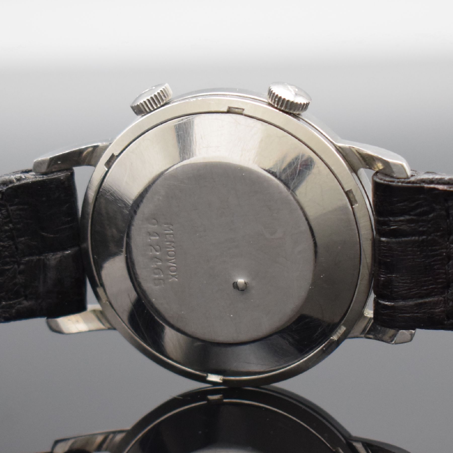 Detail e: LeCoultre Memodate Herrenarmbanduhr mit Wecker, Schweiz um 1965, Hammerautomatik, 2-teil. Geh., Boden verschr., silb. Zifferbl. m. aufges. Std.-Ind. ...