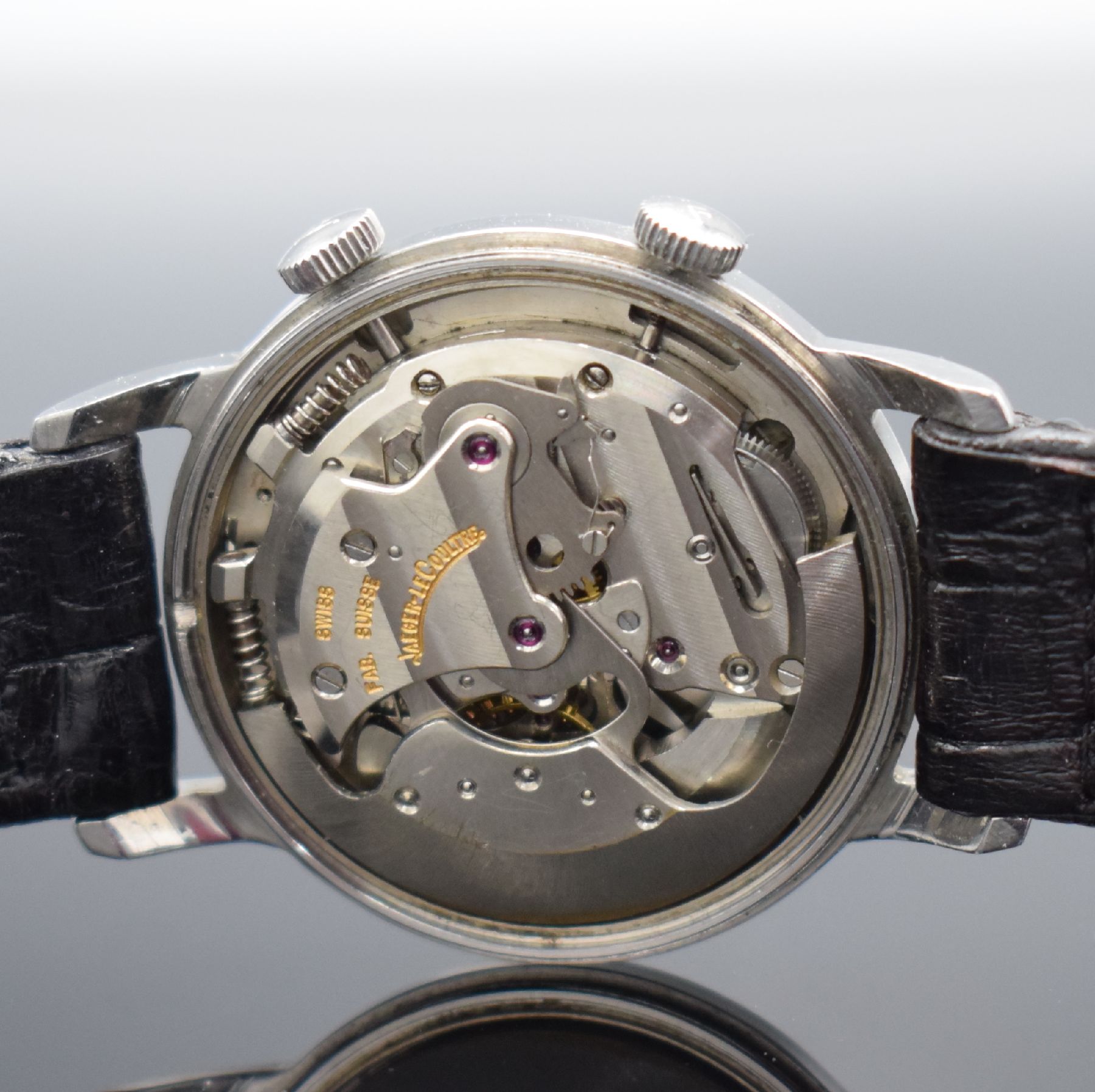 Detail f: LeCoultre Memodate Herrenarmbanduhr mit Wecker, Schweiz um 1965, Hammerautomatik, 2-teil. Geh., Boden verschr., silb. Zifferbl. m. aufges. Std.-Ind. ...