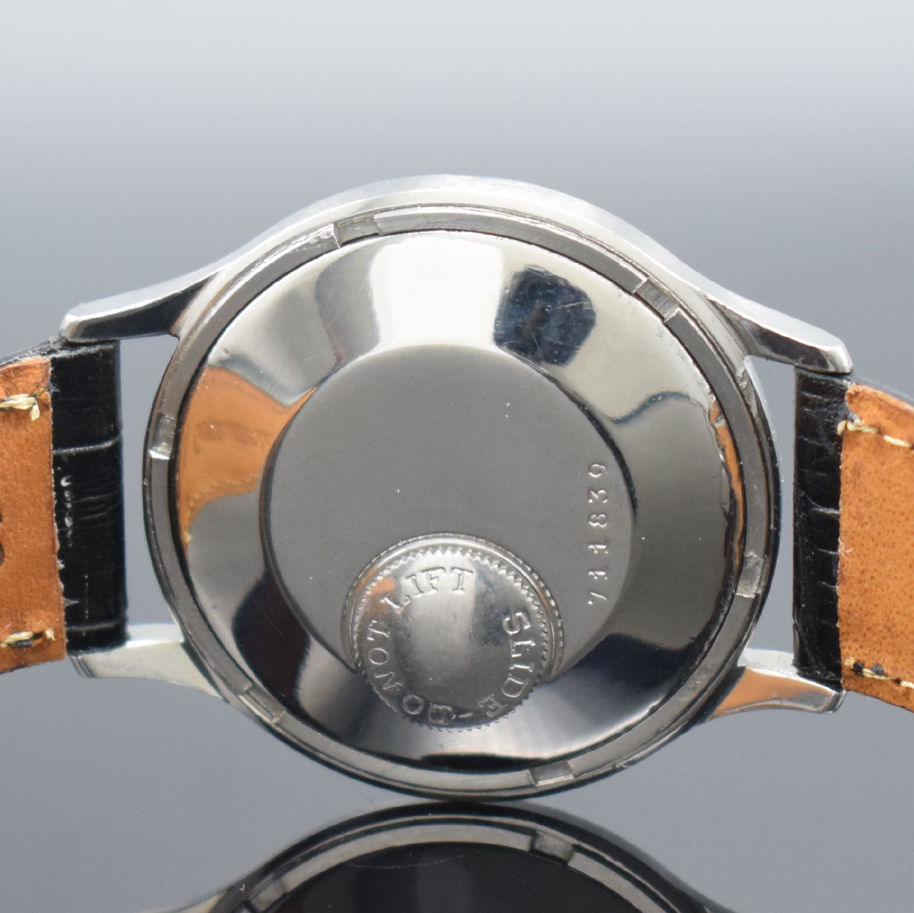 Detail d: LeCoultre Futurematic Herrenarmbanduhr in Stahl mit Gangreserve, Schweiz um 1955, Hammerautomatik, 2-teil. Geh., Boden verschr., silb. pat. Zifferbl. ...