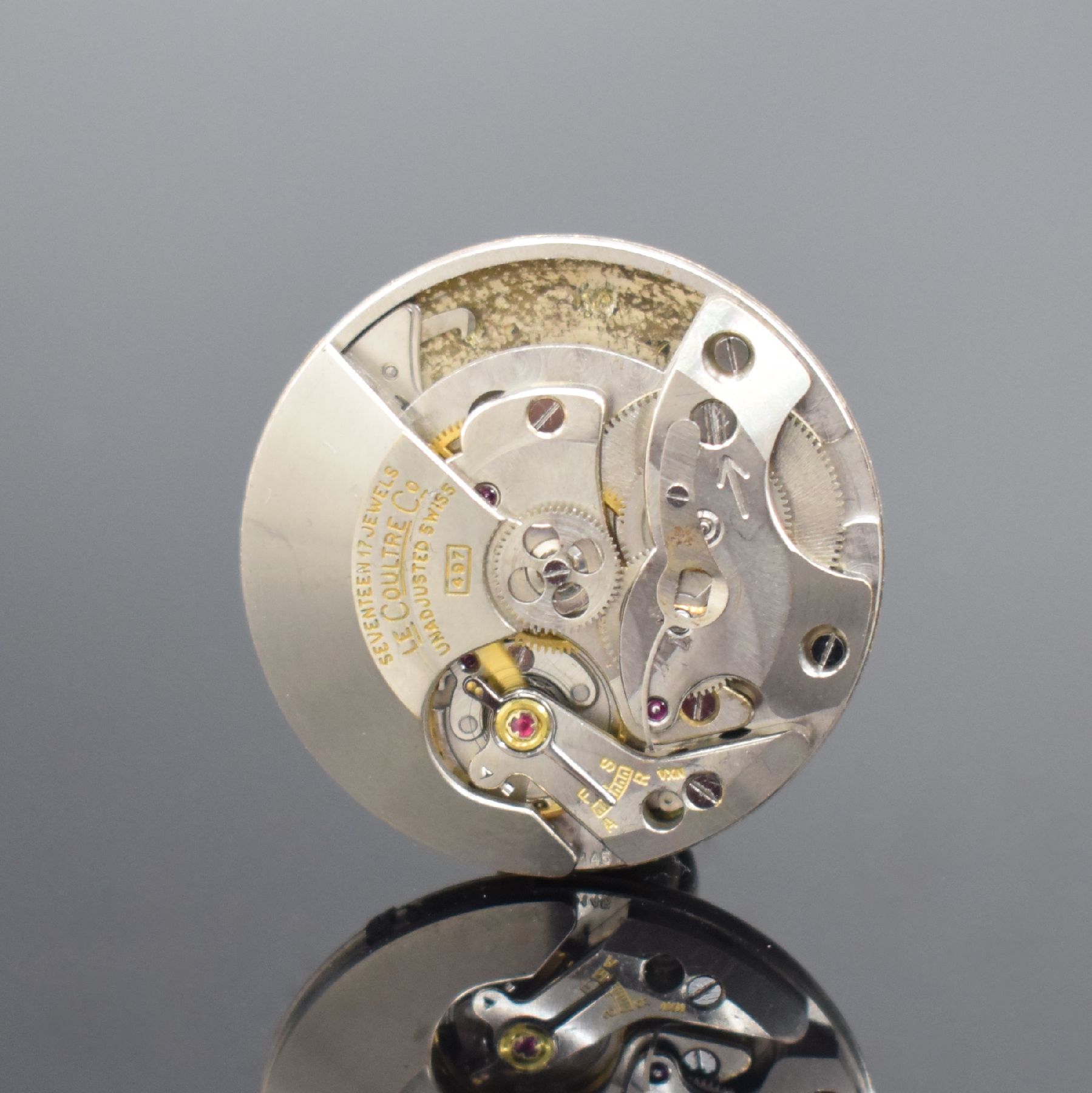 Detail e: LeCoultre Futurematic Herrenarmbanduhr in Stahl mit Gangreserve, Schweiz um 1955, Hammerautomatik, 2-teil. Geh., Boden verschr., silb. pat. Zifferbl. ...