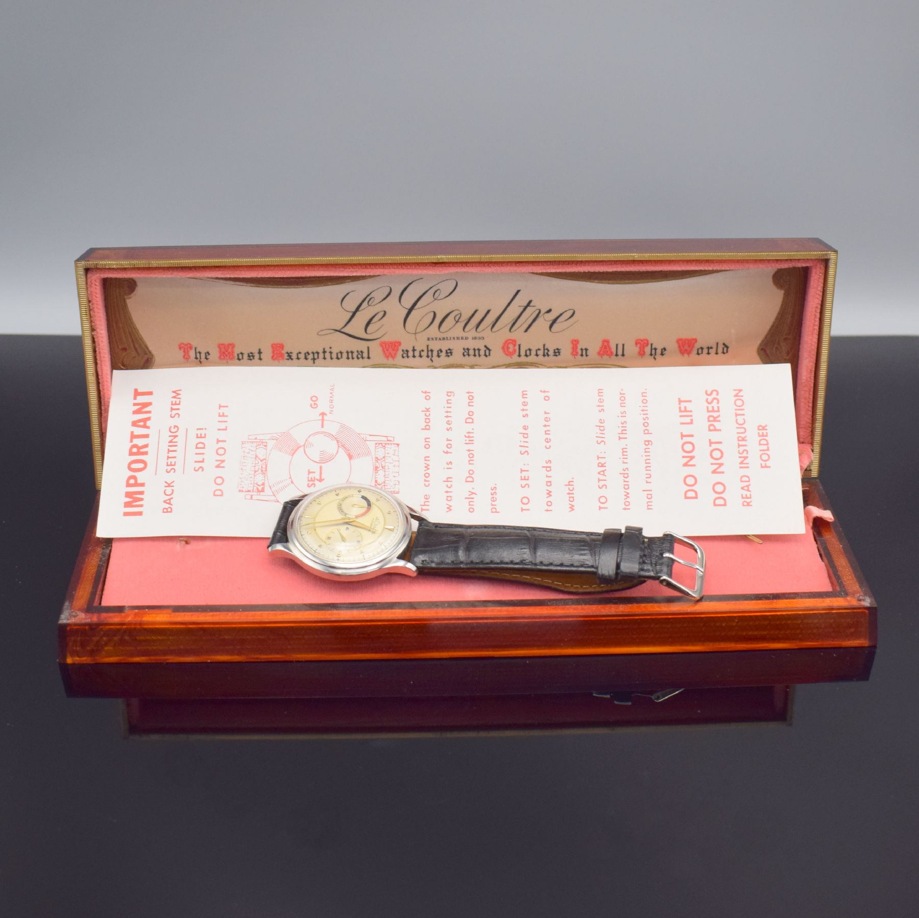 Detail g: LeCoultre Futurematic Herrenarmbanduhr in Stahl mit Gangreserve, Schweiz um 1955, Hammerautomatik, 2-teil. Geh., Boden verschr., silb. pat. Zifferbl. ...
