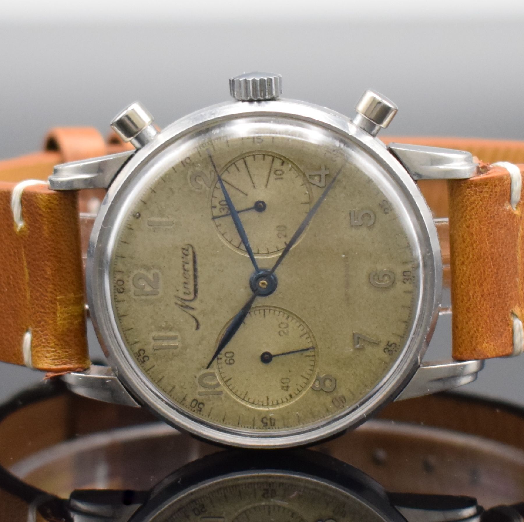 Detail a: MINERVA Herrenarmbanduhr mit Chronograph in Stahl Referenz 1327, Schweiz um 1945, Handaufzug, 3-teil. Geh., Boden & Glasrand aufgedr., stark pat. ...