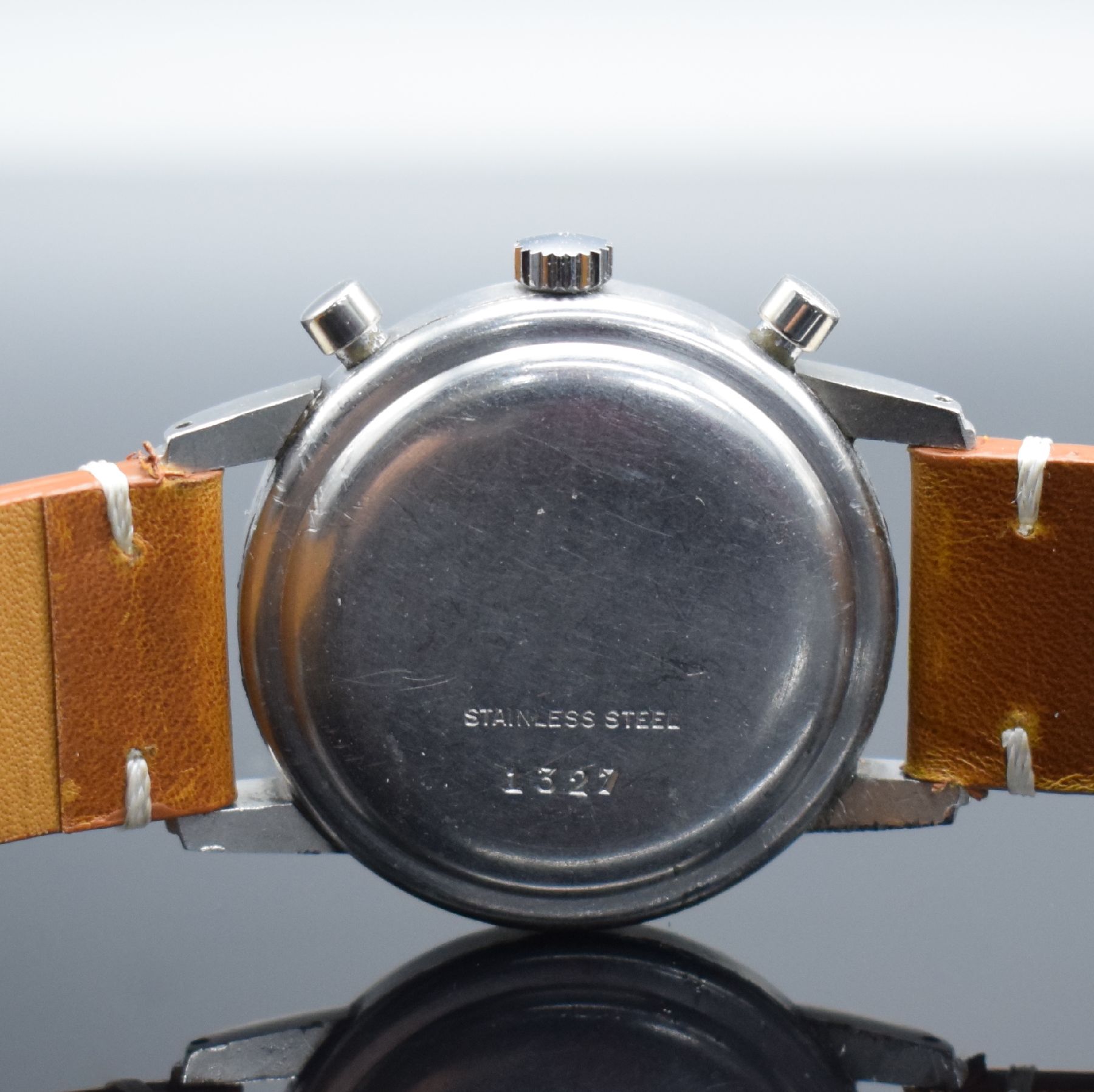 Detail d: MINERVA Herrenarmbanduhr mit Chronograph in Stahl Referenz 1327, Schweiz um 1945, Handaufzug, 3-teil. Geh., Boden & Glasrand aufgedr., stark pat. ...