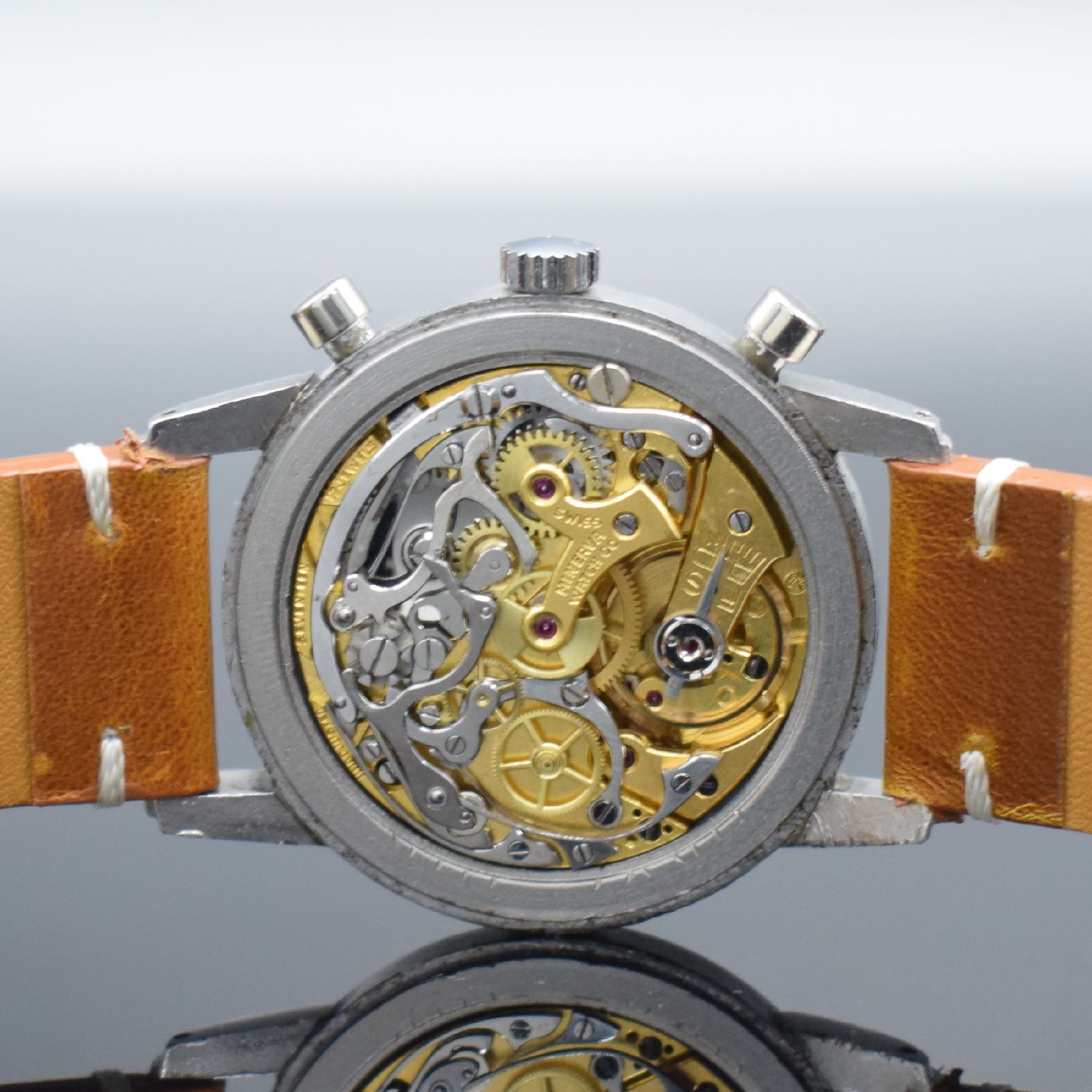 Detail e: MINERVA Herrenarmbanduhr mit Chronograph in Stahl Referenz 1327, Schweiz um 1945, Handaufzug, 3-teil. Geh., Boden & Glasrand aufgedr., stark pat. ...