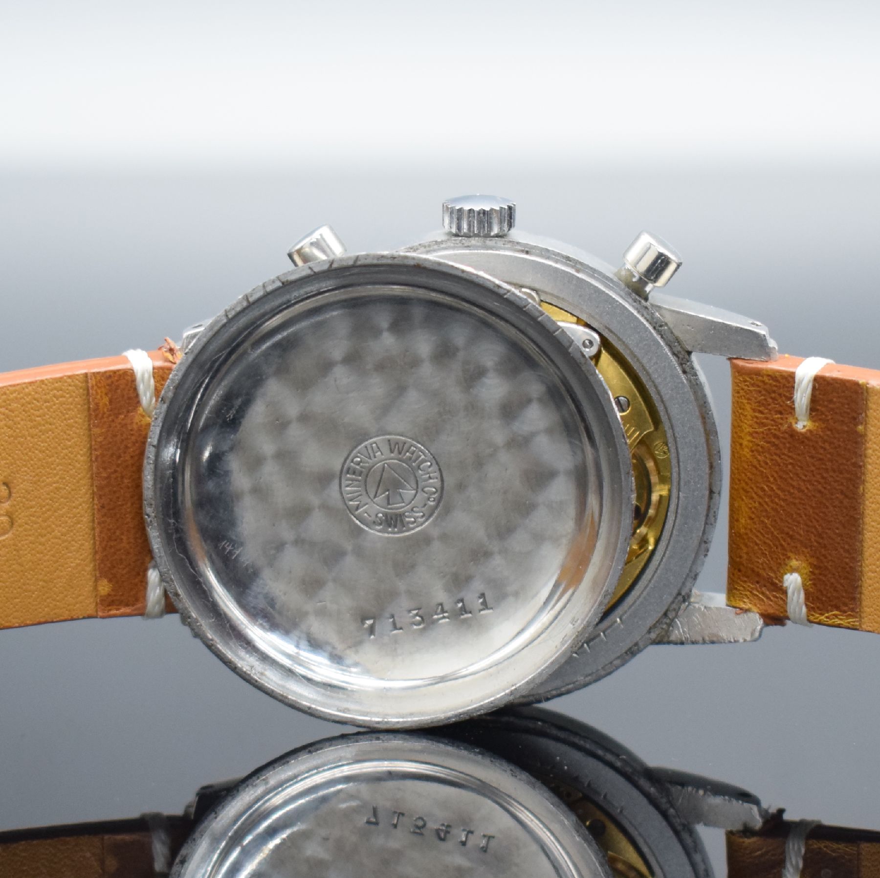 Detail f: MINERVA Herrenarmbanduhr mit Chronograph in Stahl Referenz 1327, Schweiz um 1945, Handaufzug, 3-teil. Geh., Boden & Glasrand aufgedr., stark pat. ...