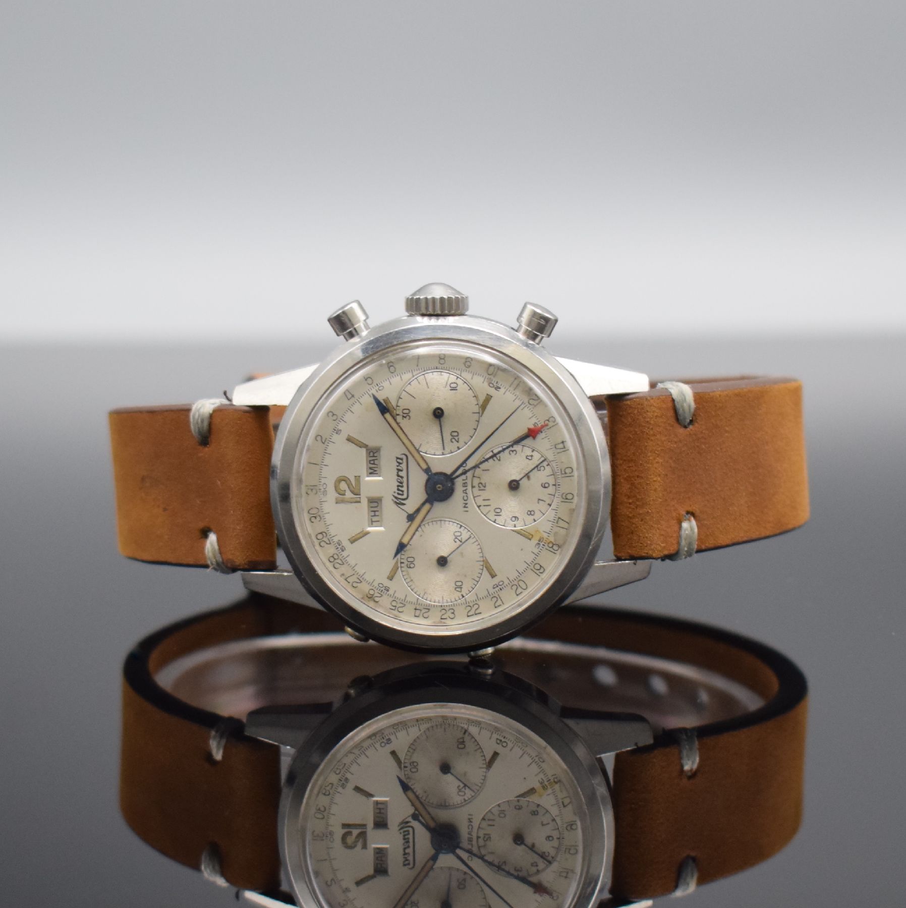 MINERVA Armbandchronograph mit Kalender in Stahl Referenz VF 712, Schweiz um 1960, Handaufzug, 2-teil. Geh., Boden geschr., silb. Zifferbl. l. korr., ...