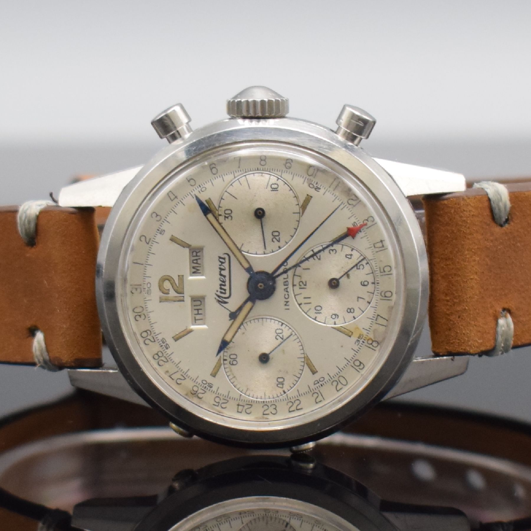 Detail a: MINERVA Armbandchronograph mit Kalender in Stahl Referenz VF 712, Schweiz um 1960, Handaufzug, 2-teil. Geh., Boden geschr., silb. Zifferbl. l. korr., ...