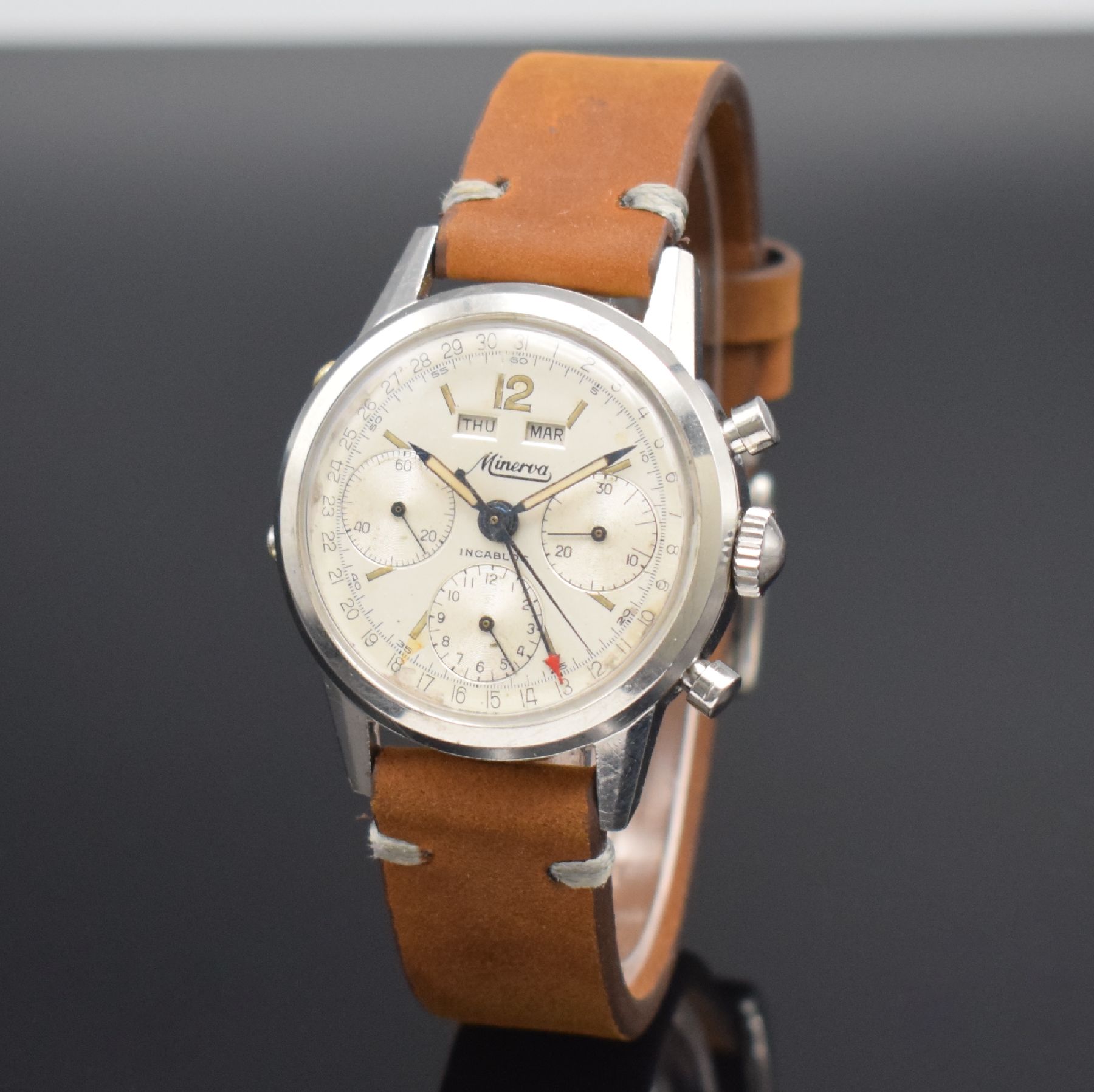 Detail b: MINERVA Armbandchronograph mit Kalender in Stahl Referenz VF 712, Schweiz um 1960, Handaufzug, 2-teil. Geh., Boden geschr., silb. Zifferbl. l. korr., ...