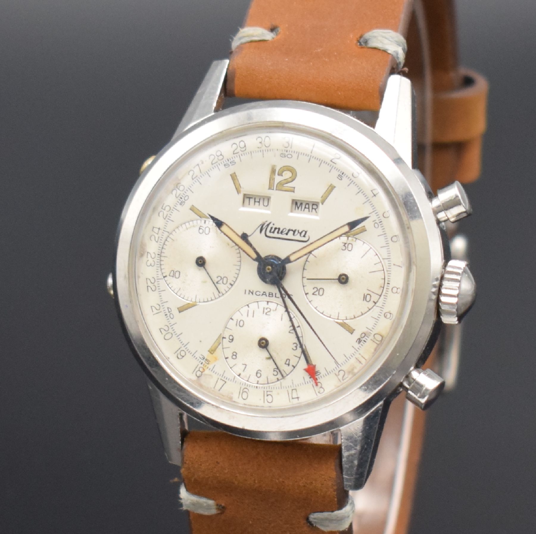 Detail c: MINERVA Armbandchronograph mit Kalender in Stahl Referenz VF 712, Schweiz um 1960, Handaufzug, 2-teil. Geh., Boden geschr., silb. Zifferbl. l. korr., ...