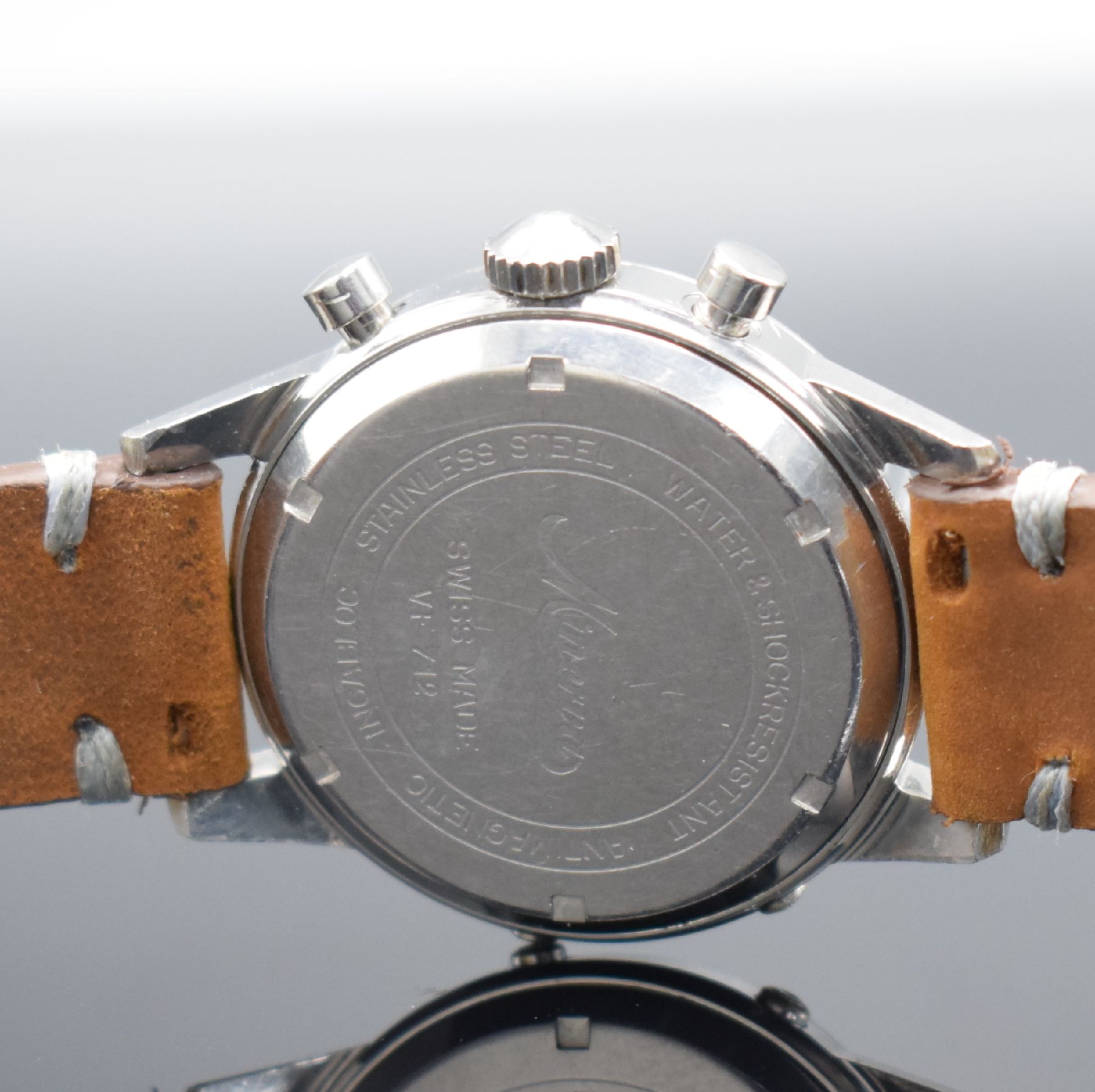 Detail d: MINERVA Armbandchronograph mit Kalender in Stahl Referenz VF 712, Schweiz um 1960, Handaufzug, 2-teil. Geh., Boden geschr., silb. Zifferbl. l. korr., ...