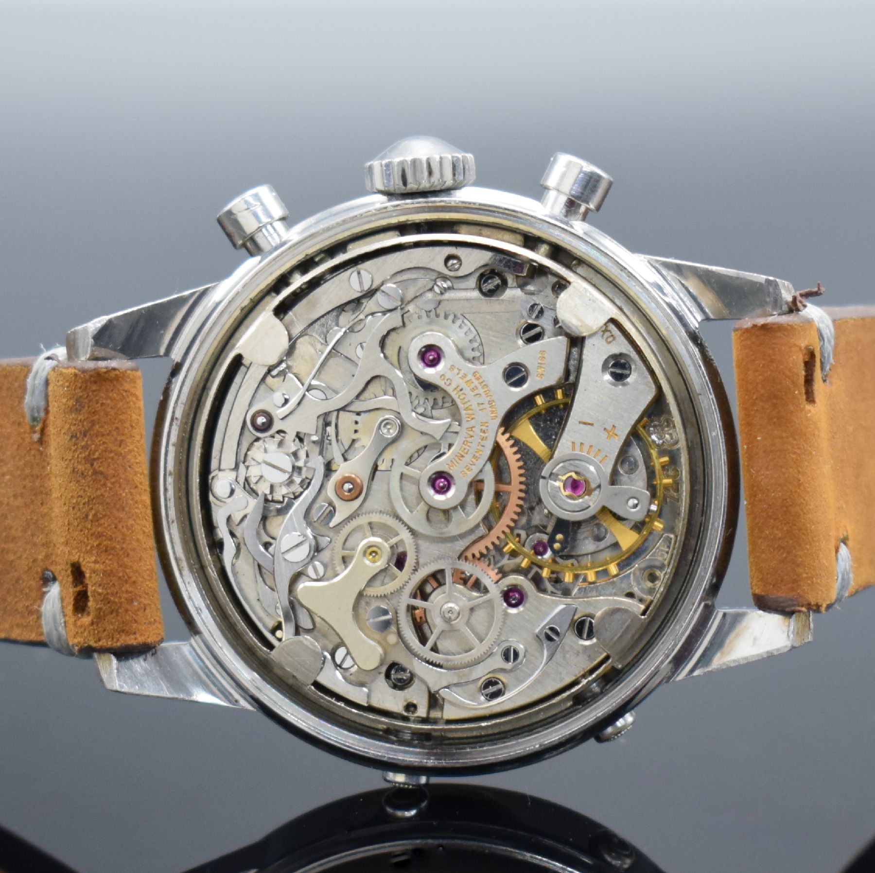 Detail e: MINERVA Armbandchronograph mit Kalender in Stahl Referenz VF 712, Schweiz um 1960, Handaufzug, 2-teil. Geh., Boden geschr., silb. Zifferbl. l. korr., ...