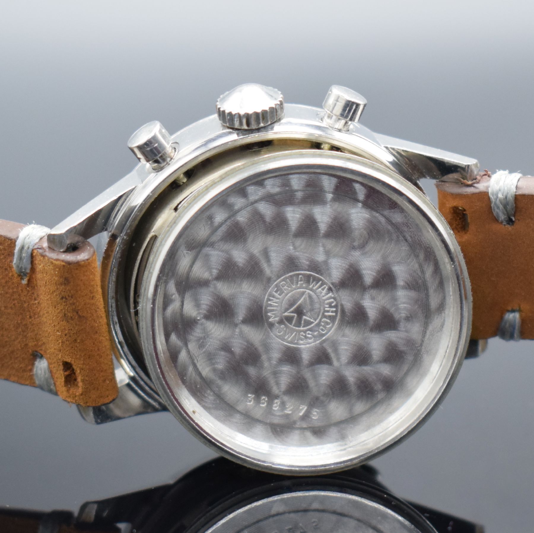Detail f: MINERVA Armbandchronograph mit Kalender in Stahl Referenz VF 712, Schweiz um 1960, Handaufzug, 2-teil. Geh., Boden geschr., silb. Zifferbl. l. korr., ...