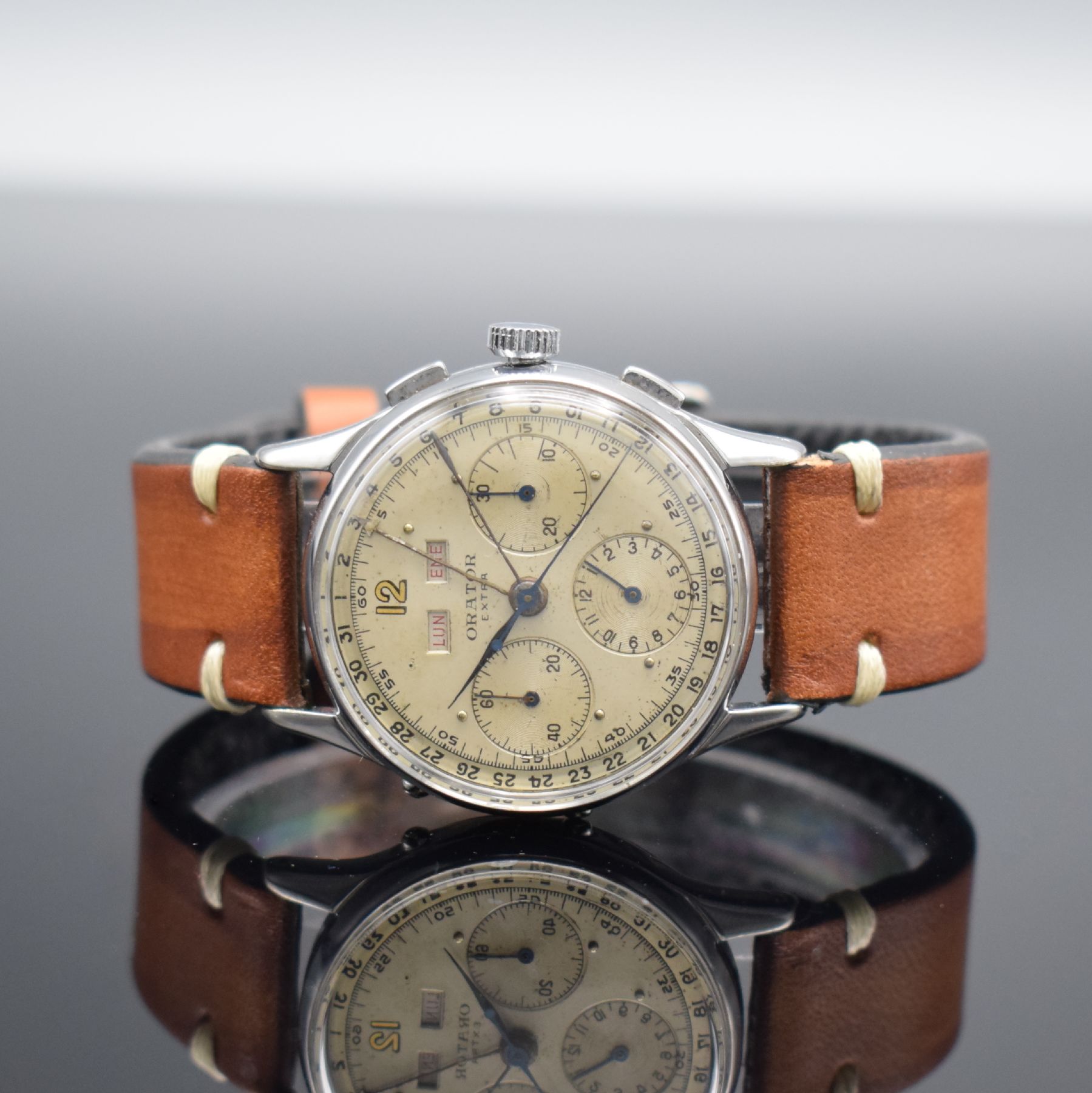 ORATOR Schaltradchronograph mit Kalender Kaliber Valjoux 72C, Schweiz um 1945, Handaufzug, 3-teil. verchr. Geh., Stahlboden aufgedr., silb. Zifferbl. ...
