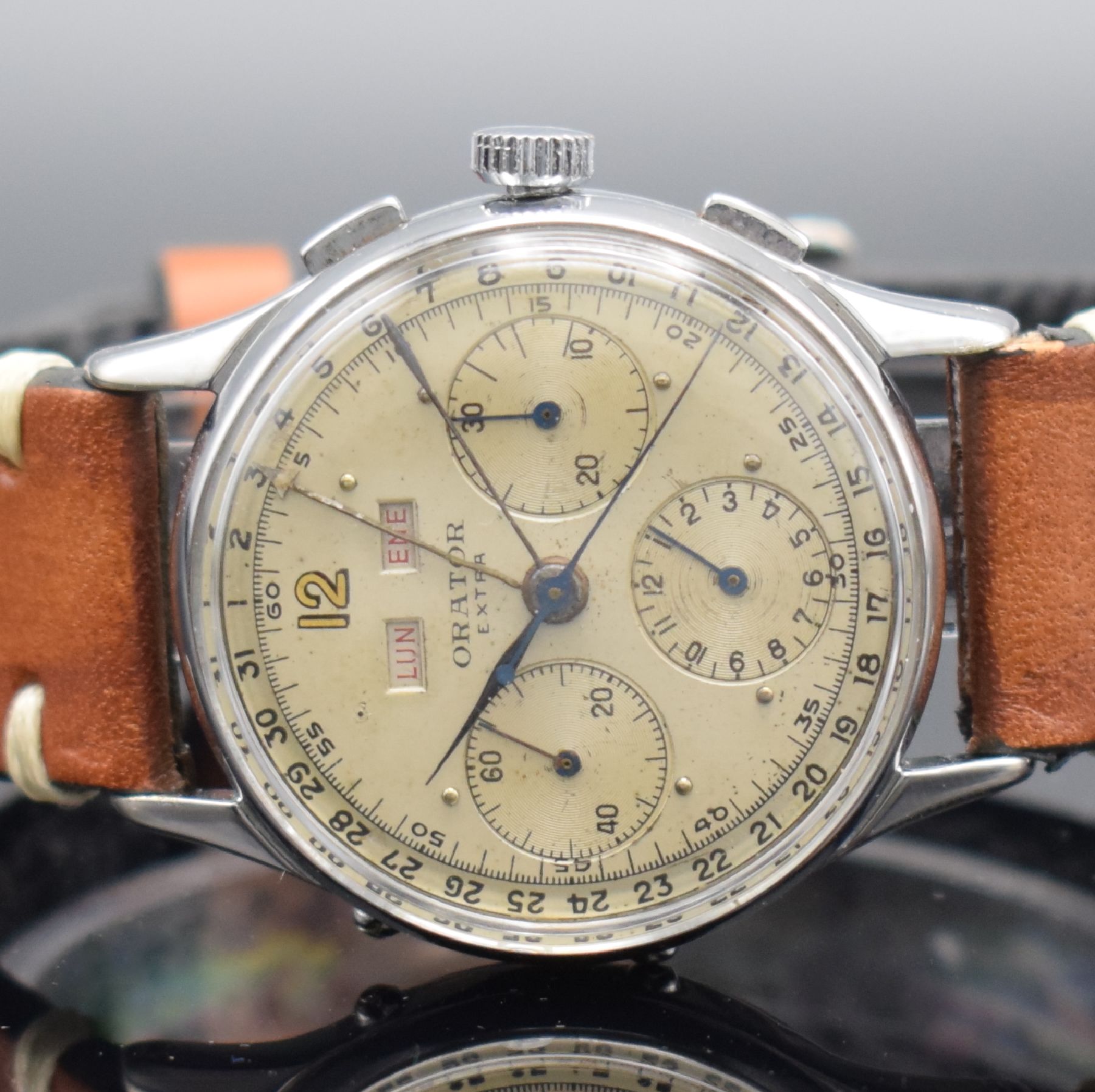 Detail a: ORATOR Schaltradchronograph mit Kalender Kaliber Valjoux 72C, Schweiz um 1945, Handaufzug, 3-teil. verchr. Geh., Stahlboden aufgedr., silb. Zifferbl. ...