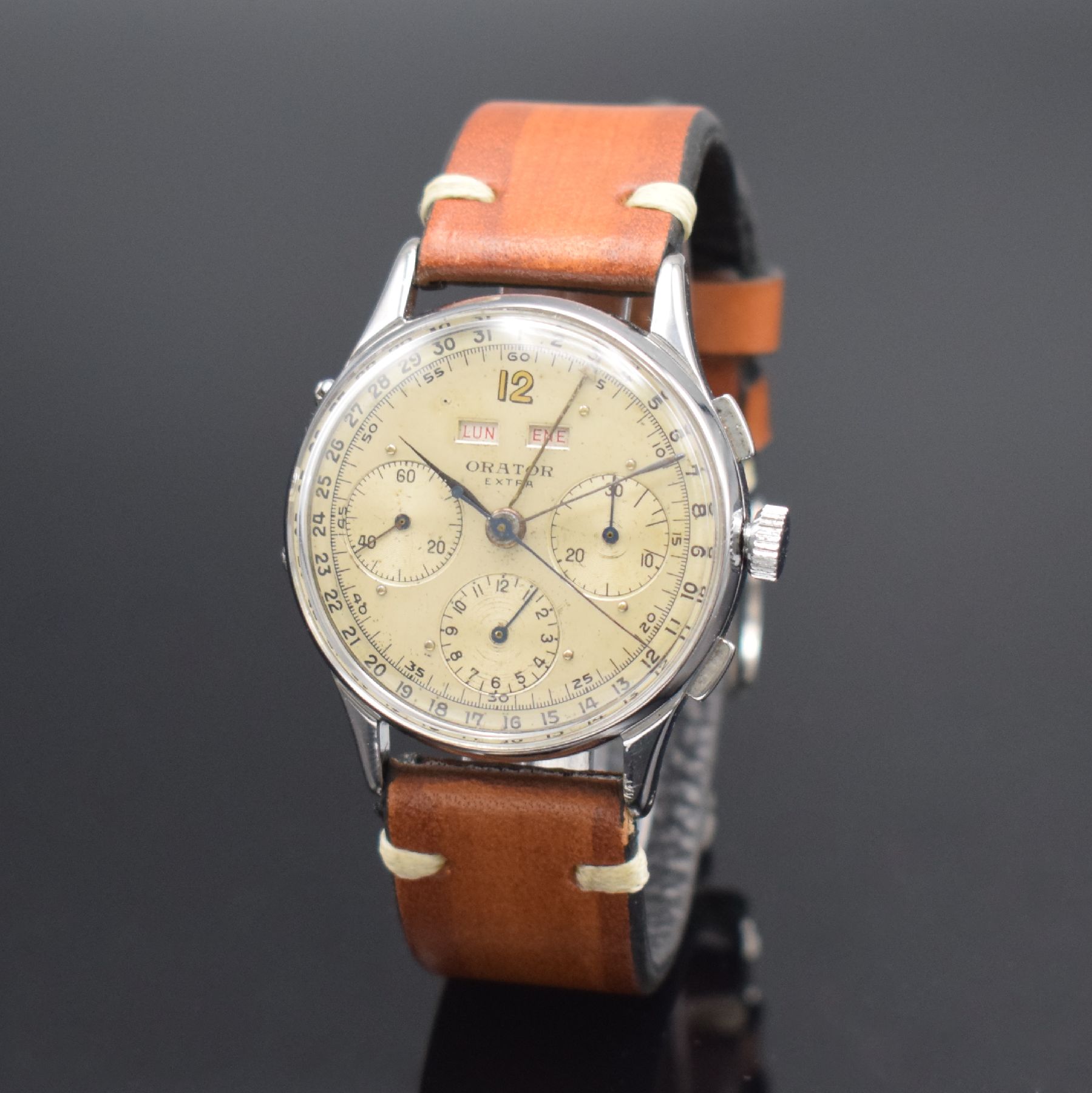 Detail b: ORATOR Schaltradchronograph mit Kalender Kaliber Valjoux 72C, Schweiz um 1945, Handaufzug, 3-teil. verchr. Geh., Stahlboden aufgedr., silb. Zifferbl. ...