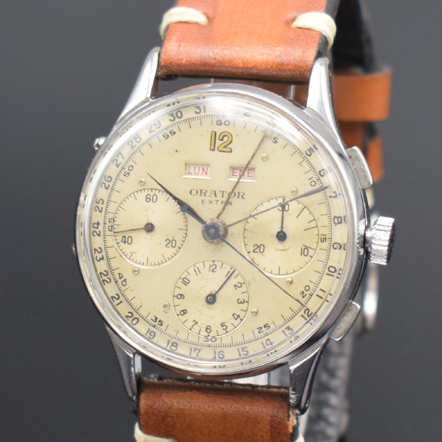 Detail c: ORATOR Schaltradchronograph mit Kalender Kaliber Valjoux 72C, Schweiz um 1945, Handaufzug, 3-teil. verchr. Geh., Stahlboden aufgedr., silb. Zifferbl. ...