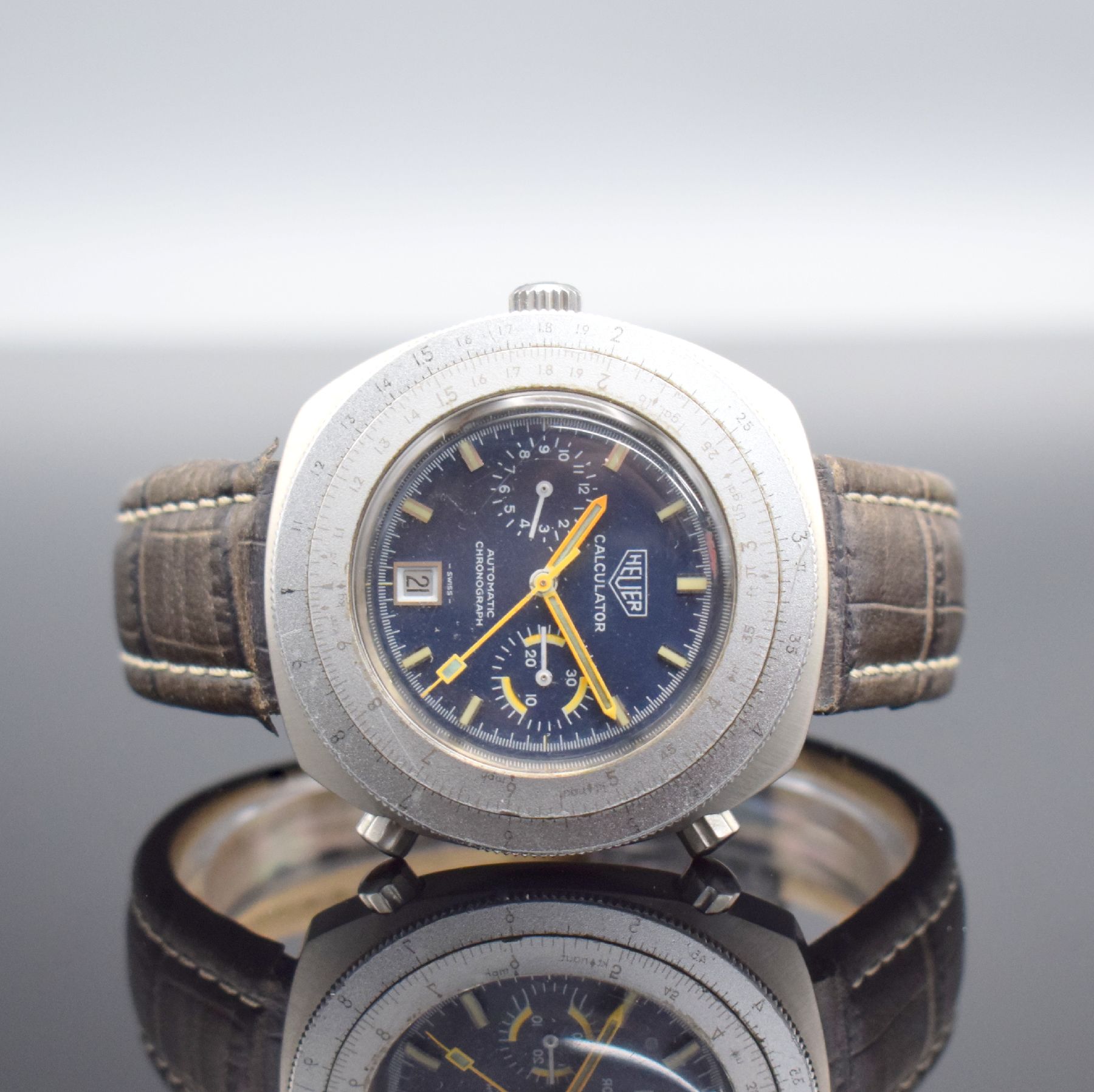 HEUER Calculator Herrenarmbanduhr mit Chronograph, Schweiz um 1975, Automatik, massives Stahlgeh., orig. Drücker & Krone, Boden geschr., silb. ...
