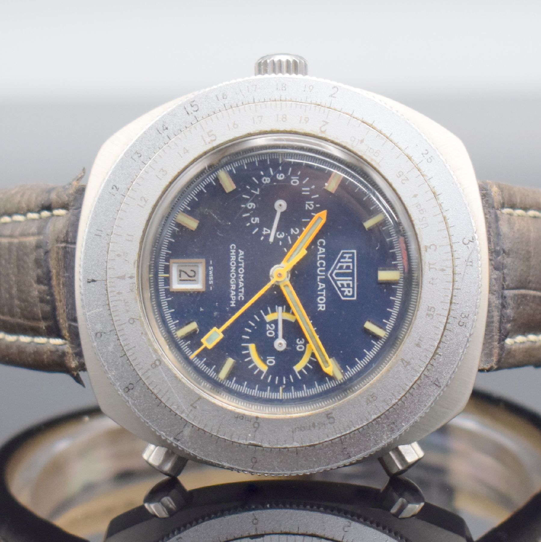 Detail a: HEUER Calculator Herrenarmbanduhr mit Chronograph, Schweiz um 1975, Automatik, massives Stahlgeh., orig. Drücker & Krone, Boden geschr., silb. ...