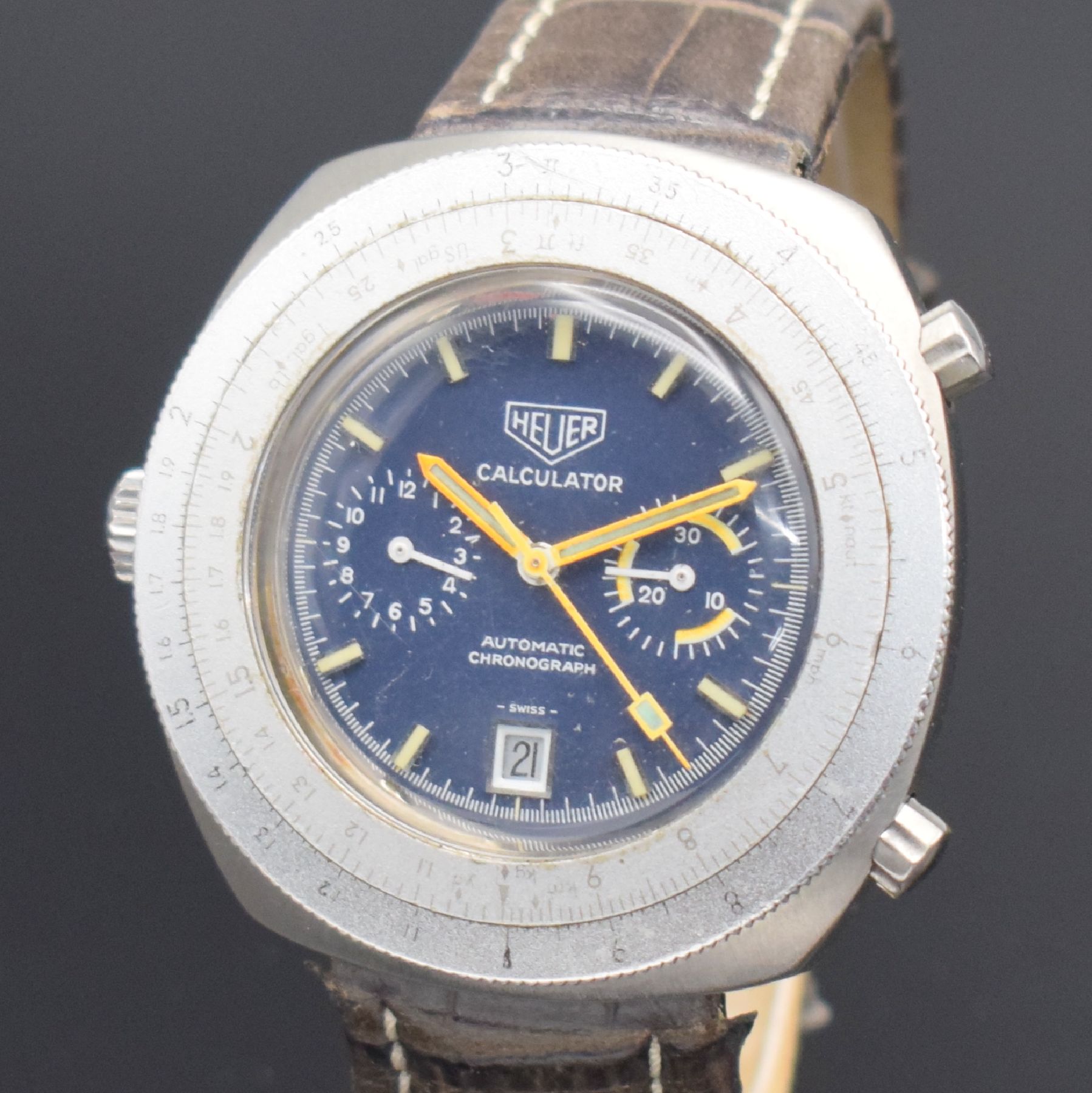 Detail c: HEUER Calculator Herrenarmbanduhr mit Chronograph, Schweiz um 1975, Automatik, massives Stahlgeh., orig. Drücker & Krone, Boden geschr., silb. ...