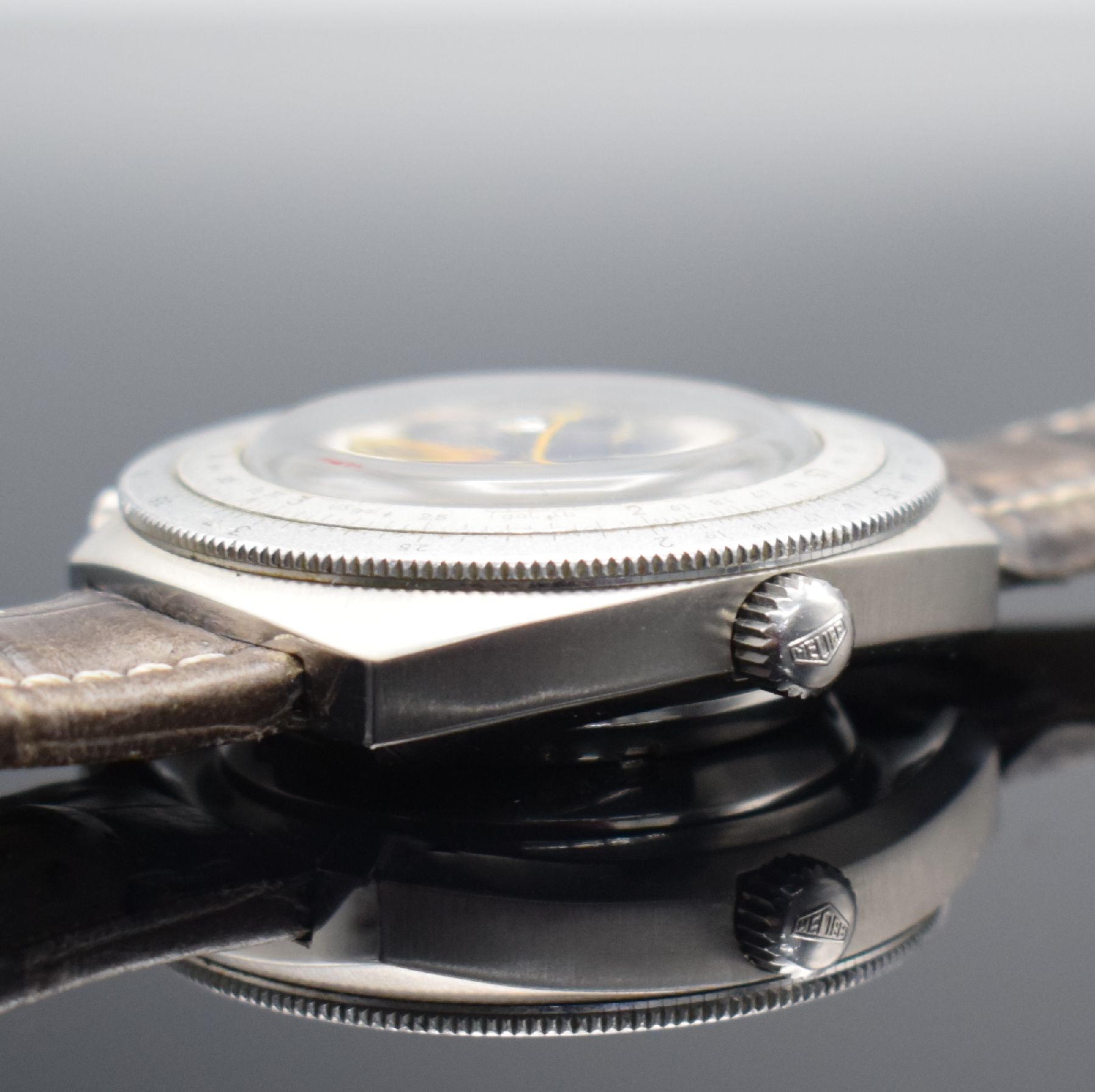 Detail d: HEUER Calculator Herrenarmbanduhr mit Chronograph, Schweiz um 1975, Automatik, massives Stahlgeh., orig. Drücker & Krone, Boden geschr., silb. ...