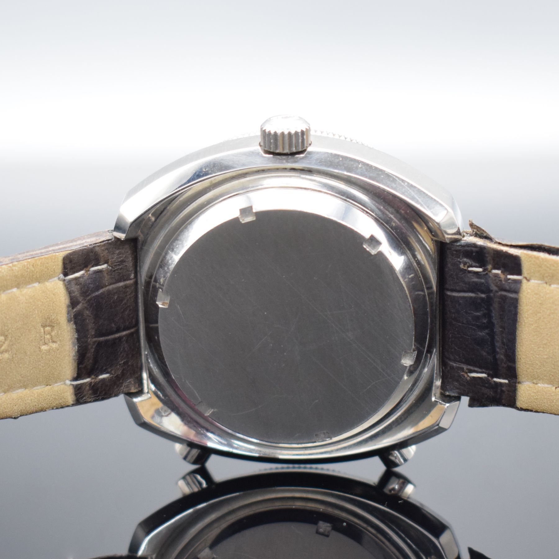 Detail e: HEUER Calculator Herrenarmbanduhr mit Chronograph, Schweiz um 1975, Automatik, massives Stahlgeh., orig. Drücker & Krone, Boden geschr., silb. ...