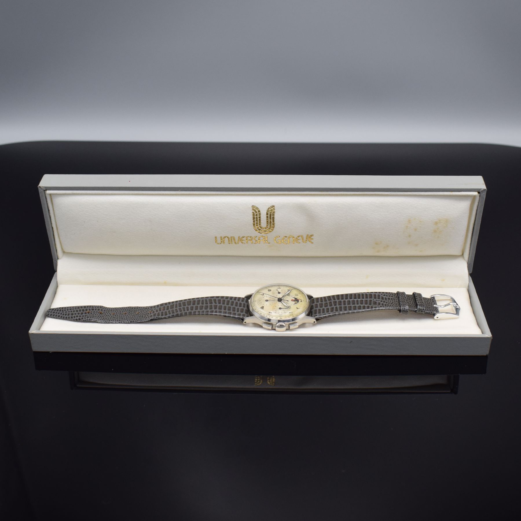 Detail h: UNIVERSAL GENEVE Tri-Compax Herrenarmbanduhr in Stahl mit Schaltradchronograph & Vollkalender Referenz 22279, Schweiz um 1945, Handaufzug, 3-teil. ...