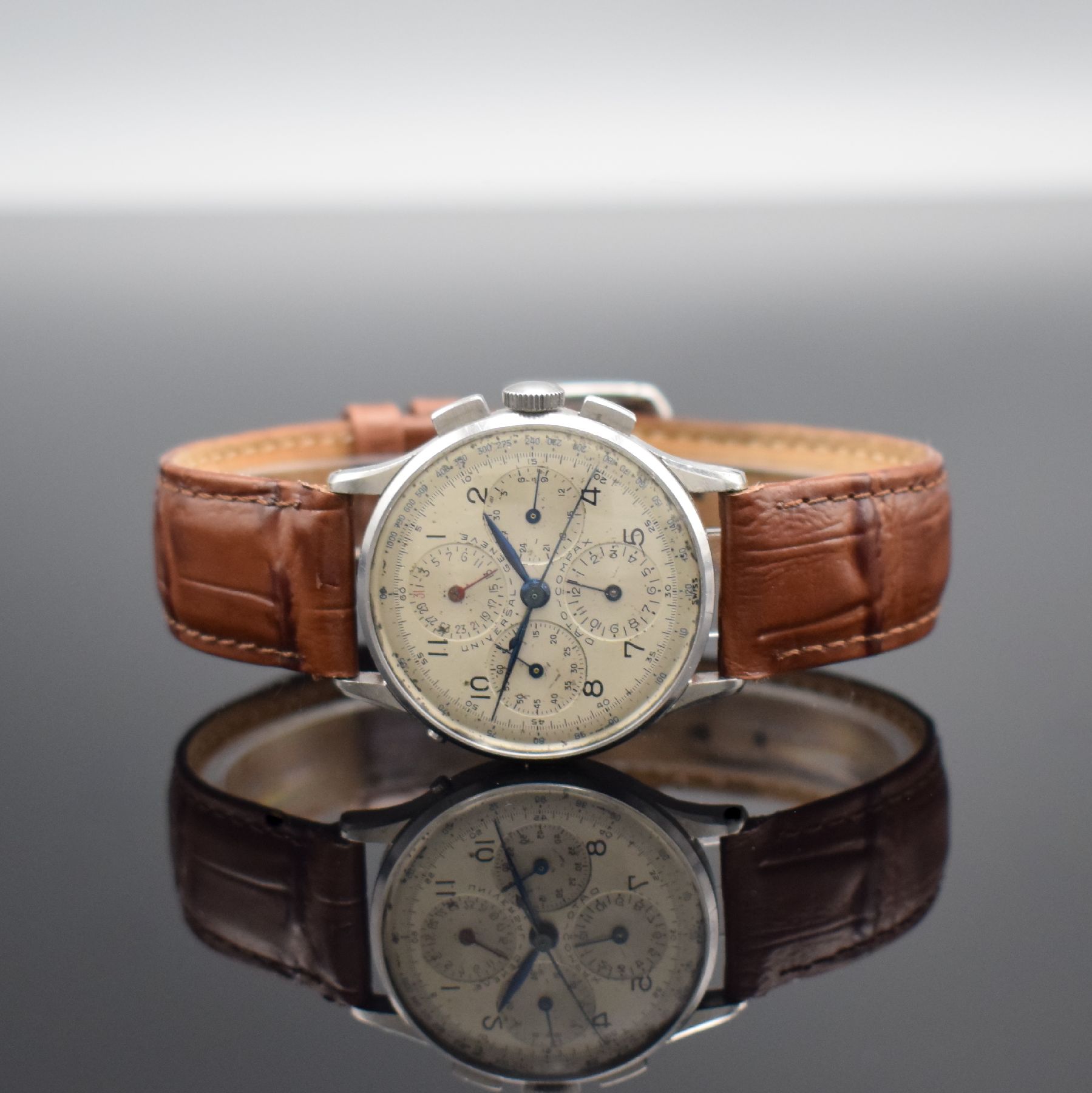 UNIVERSAL GENEVE Dato-Compax Herrenarmbanduhr in Stahl, Schweiz um 1945, Handaufzug, 3-teil. unpoliertes Geh., Boden & Glasrand aufgedr., silb. ...