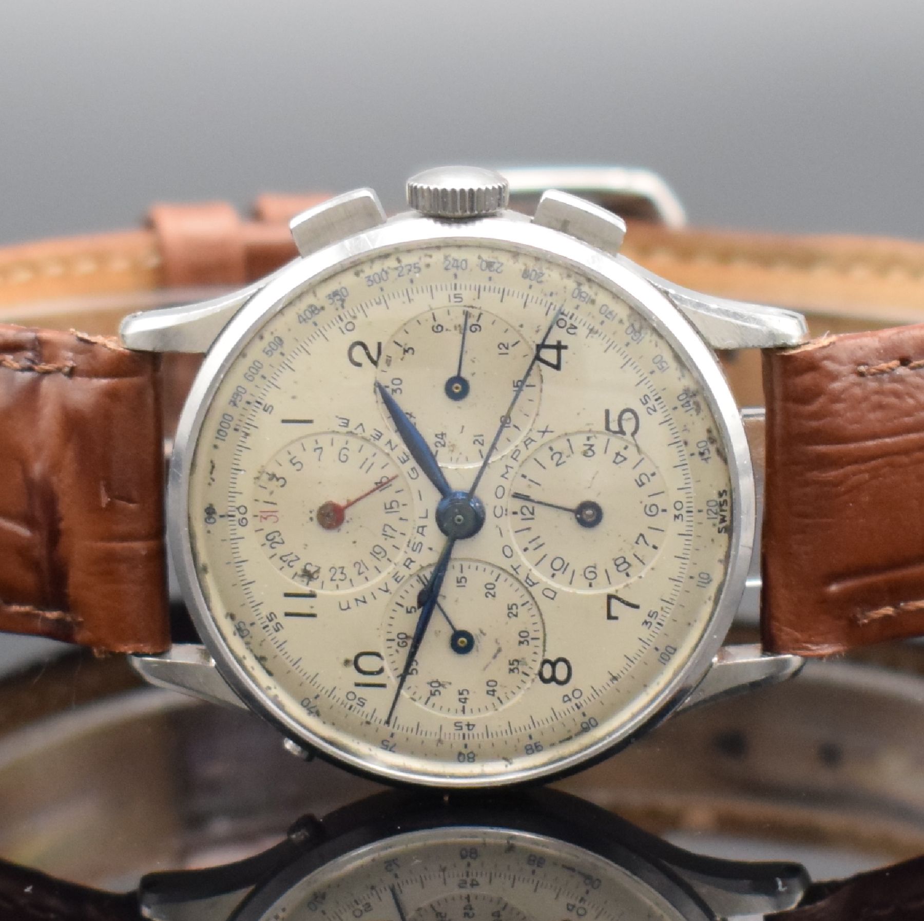 Detail a: UNIVERSAL GENEVE Dato-Compax Herrenarmbanduhr in Stahl, Schweiz um 1945, Handaufzug, 3-teil. unpoliertes Geh., Boden & Glasrand aufgedr., silb. ...