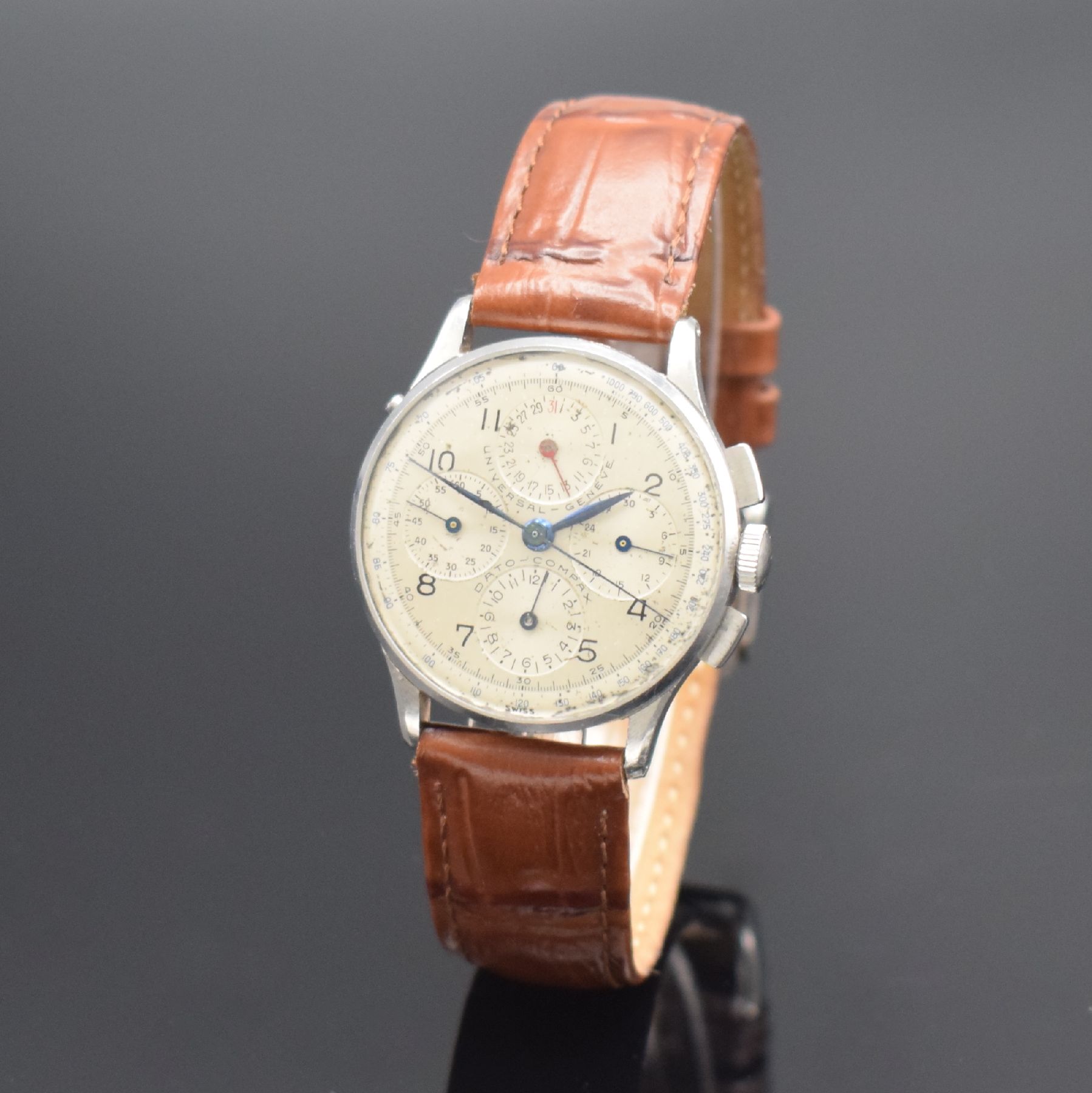 Detail b: UNIVERSAL GENEVE Dato-Compax Herrenarmbanduhr in Stahl, Schweiz um 1945, Handaufzug, 3-teil. unpoliertes Geh., Boden & Glasrand aufgedr., silb. ...